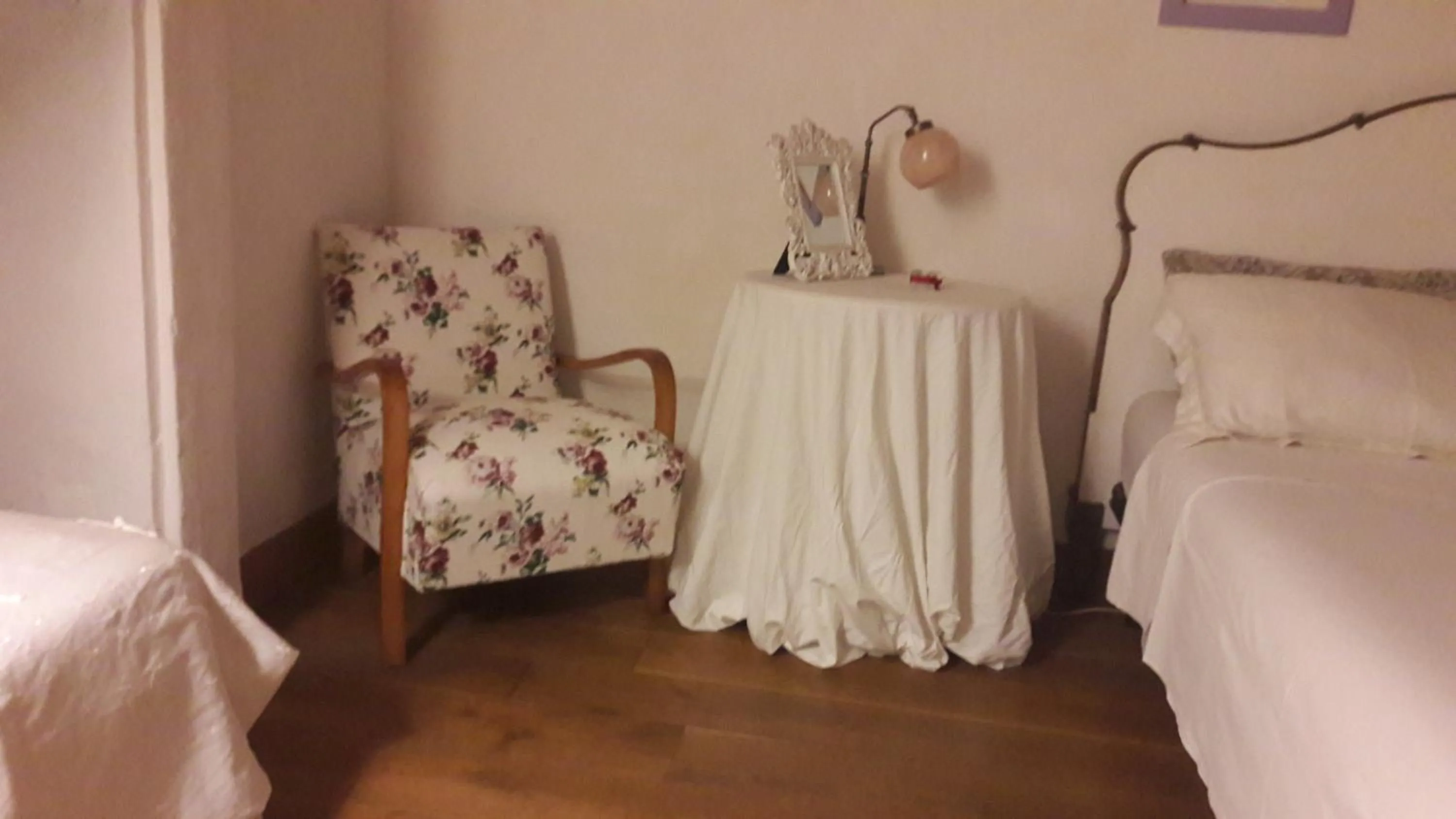 Decorative detail, Bed in Le Bumbarelle