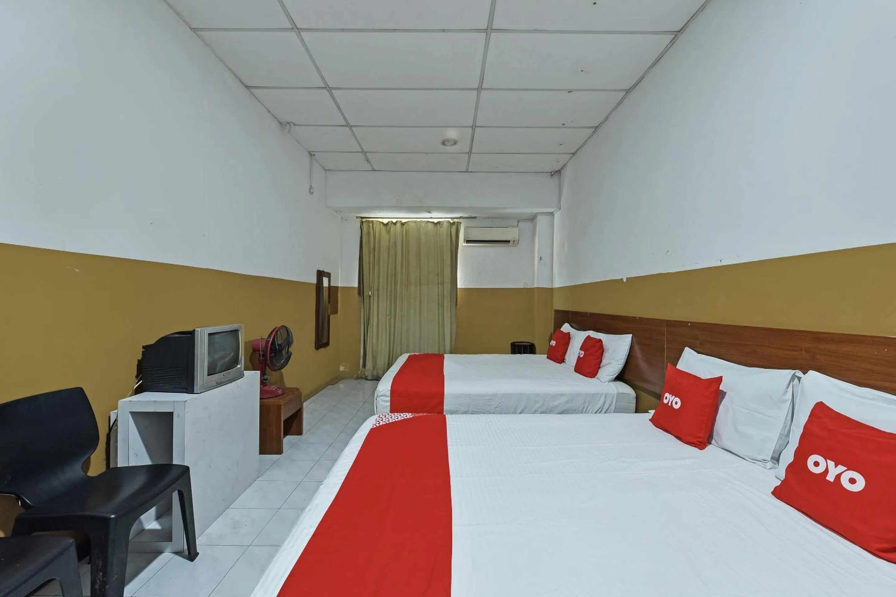 Bedroom in OYO 90794 Maple Hotel