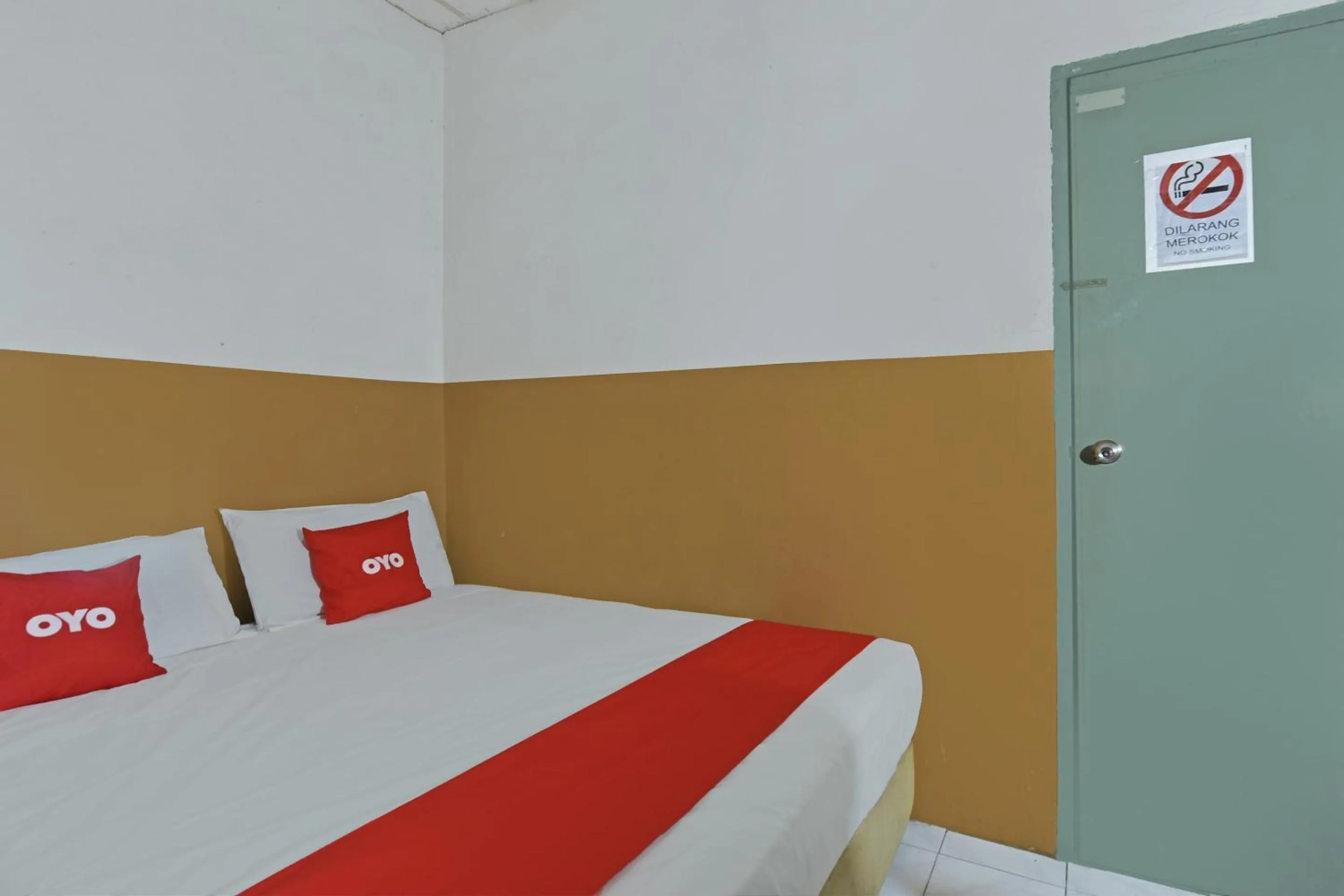 Bedroom in OYO 90794 Maple Hotel