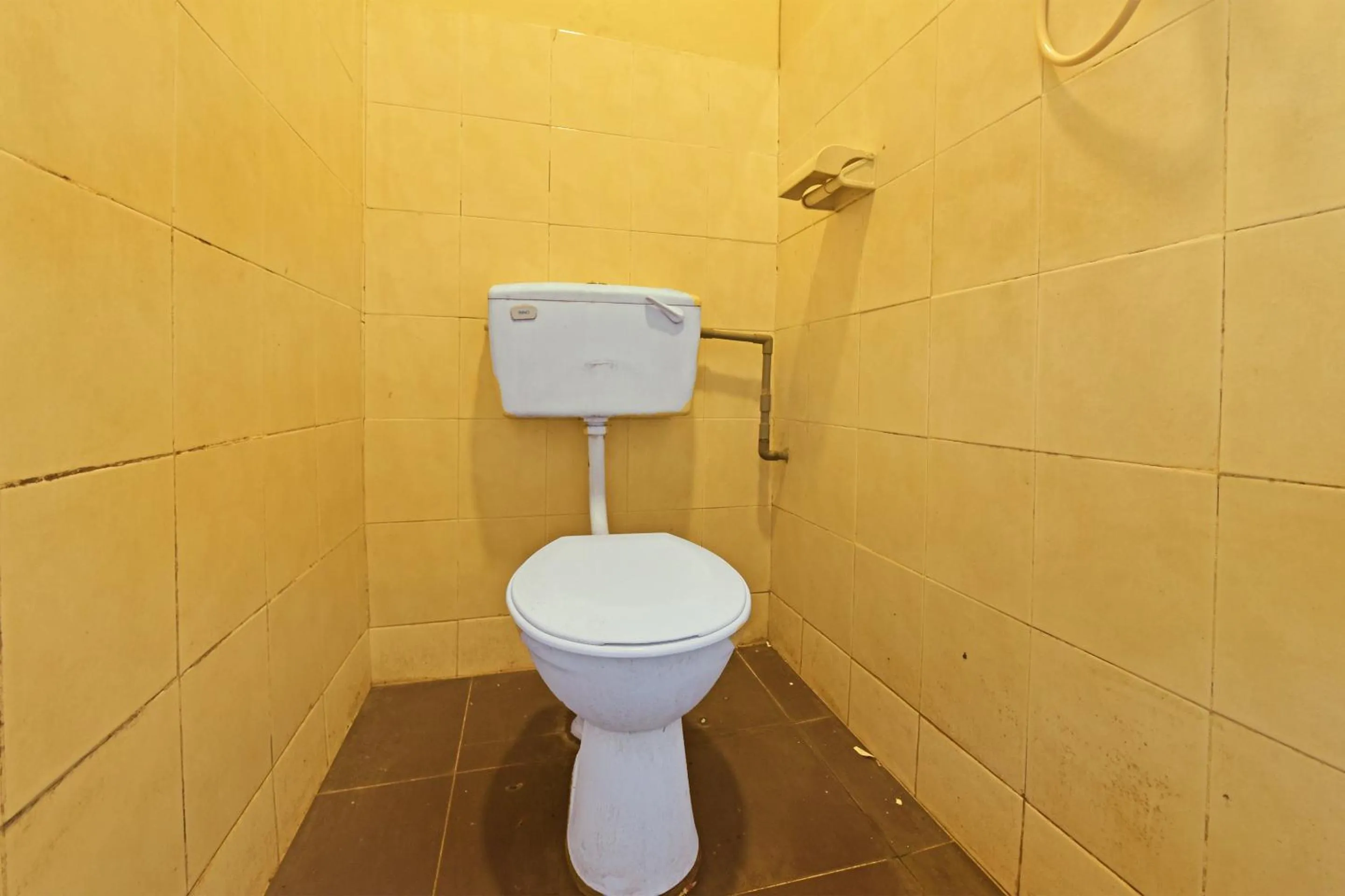 Bathroom in OYO 90794 Maple Hotel