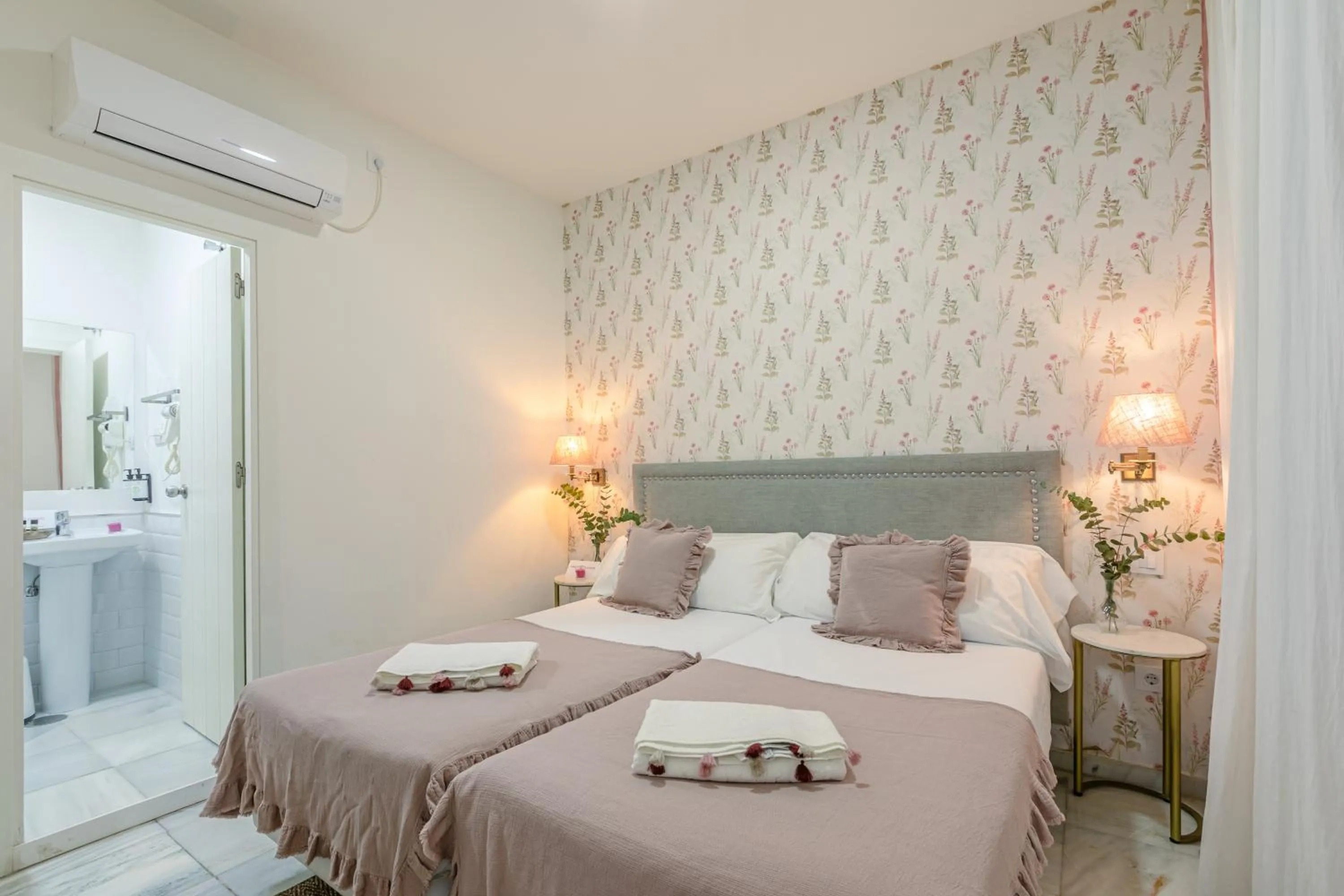 Photo of the whole room, Bed in nüa alameda