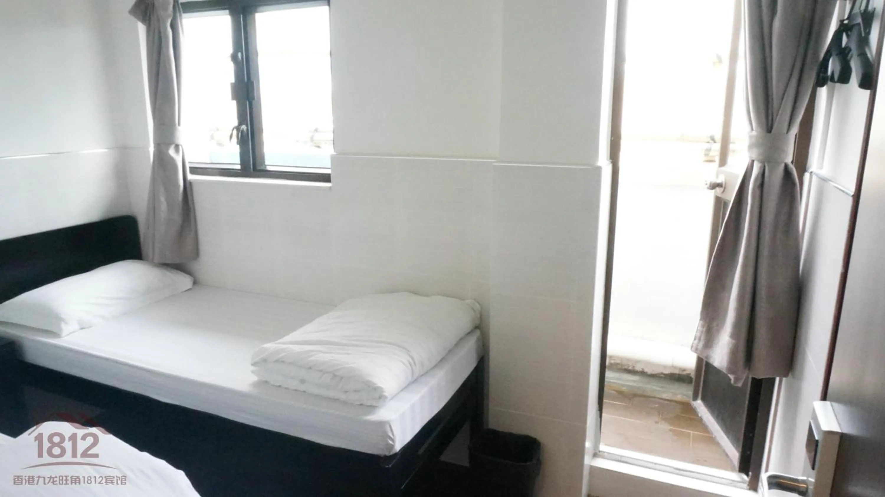 Photo of the whole room, Bed in Kowloon Mongkok 1812 Guest House