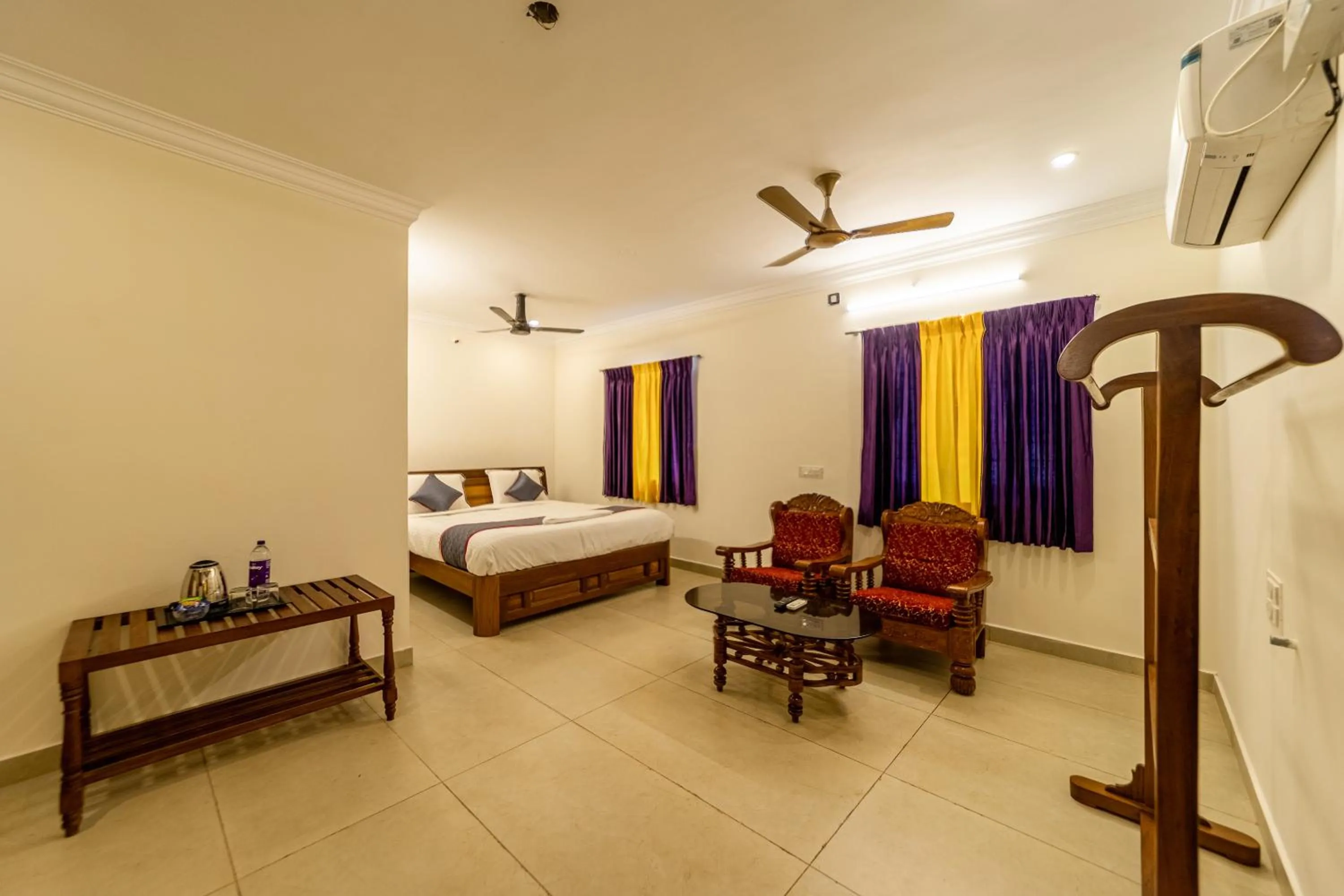 Photo of the whole room, Bed in Yellow Residency