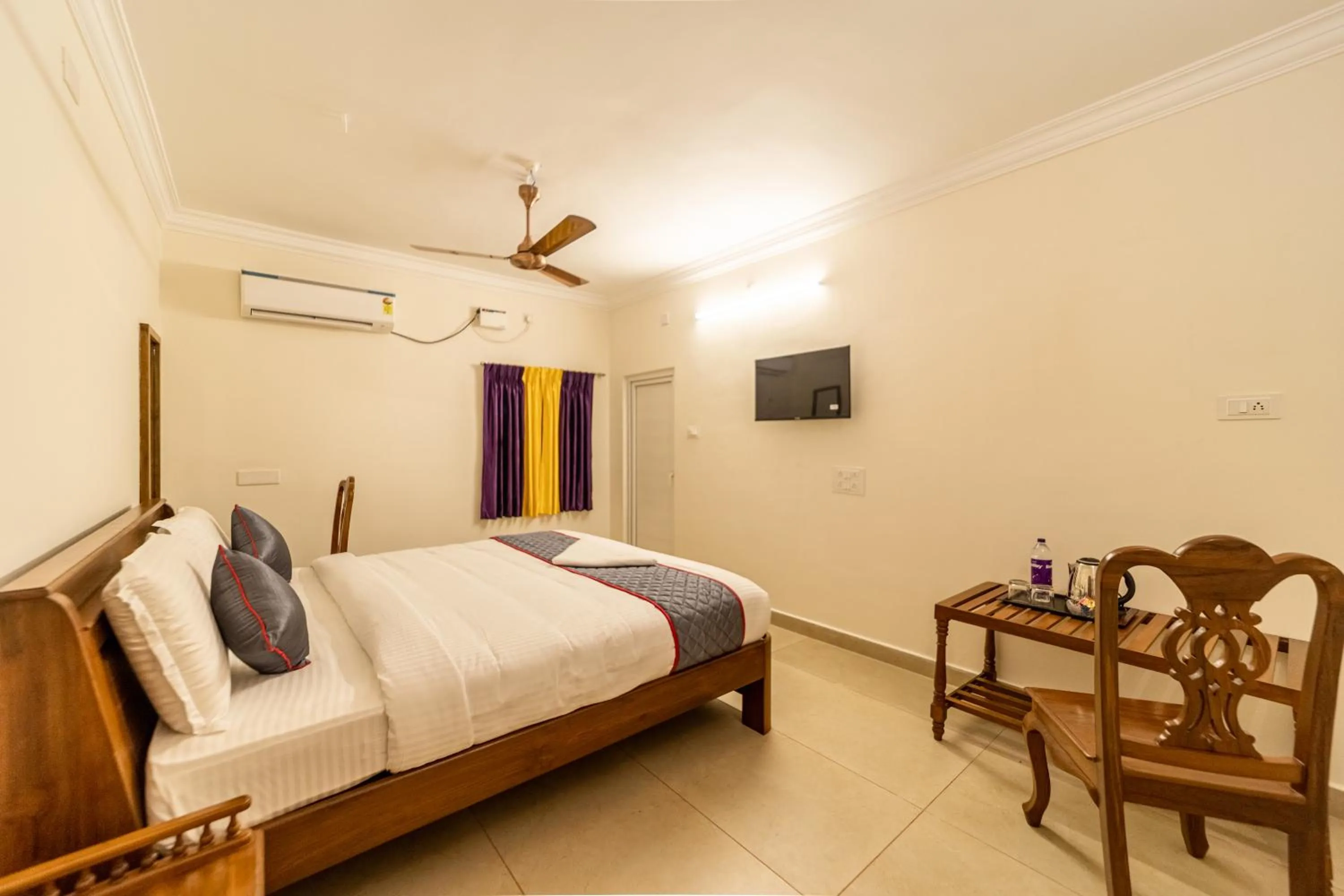 Bedroom, Bed in Yellow Residency