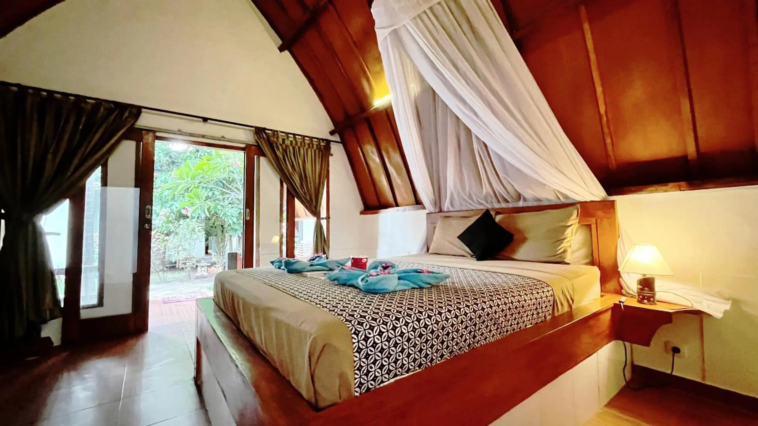 Bedroom, Bed in Florine's Garden