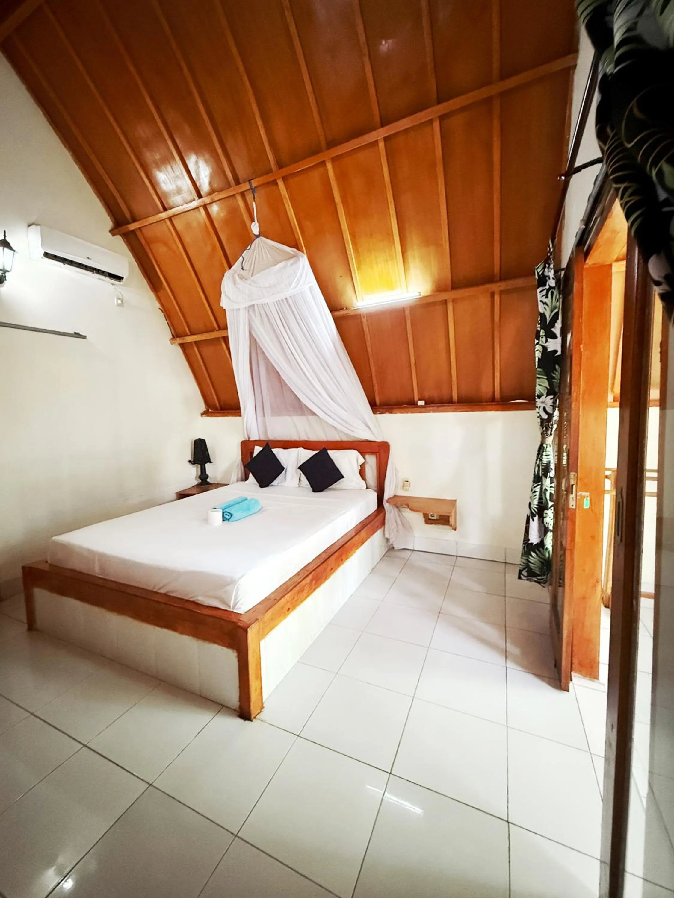 Photo of the whole room, Bed in Florine's Garden