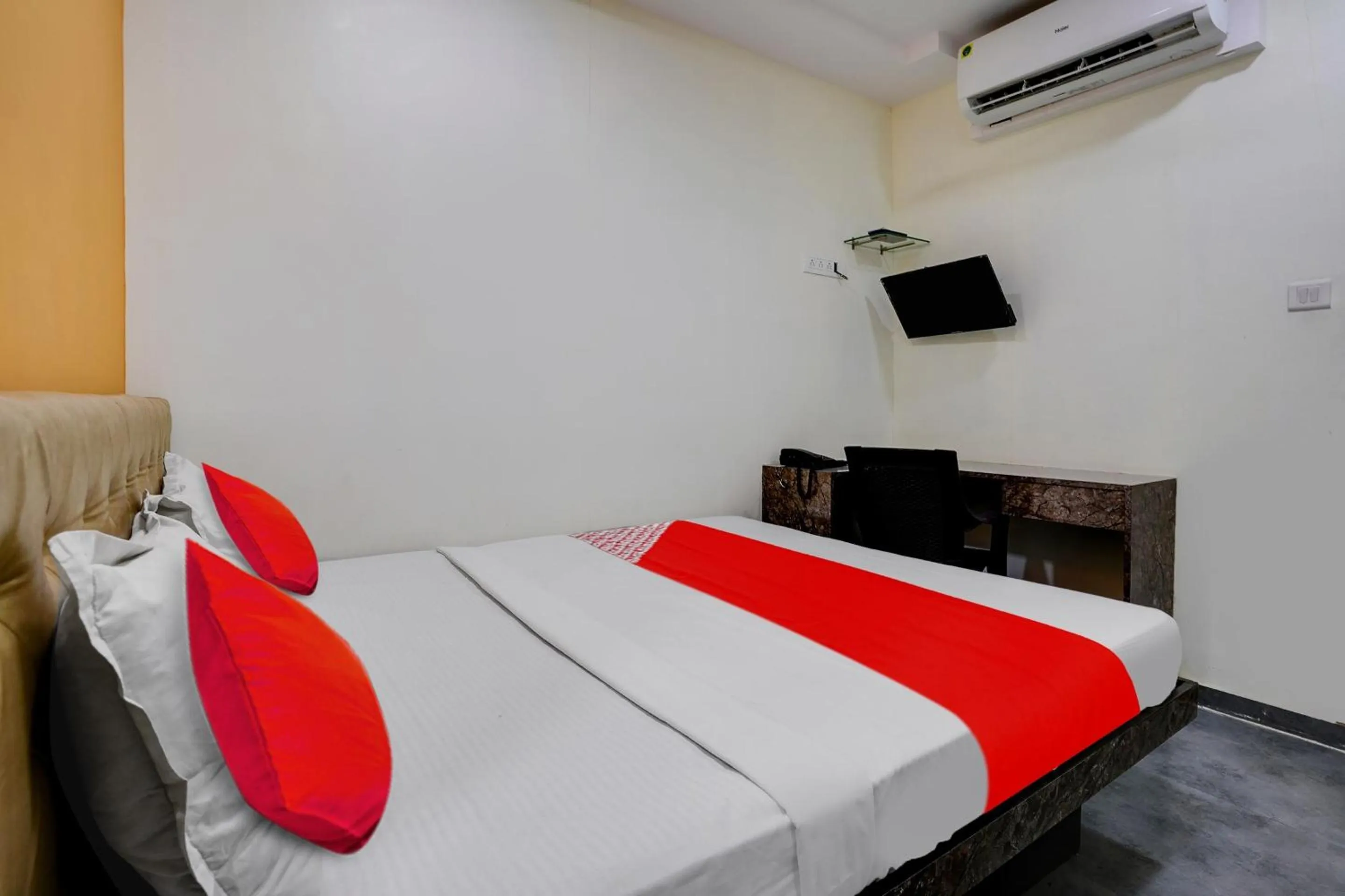 Bedroom, Bed in Hotel O Ashwi