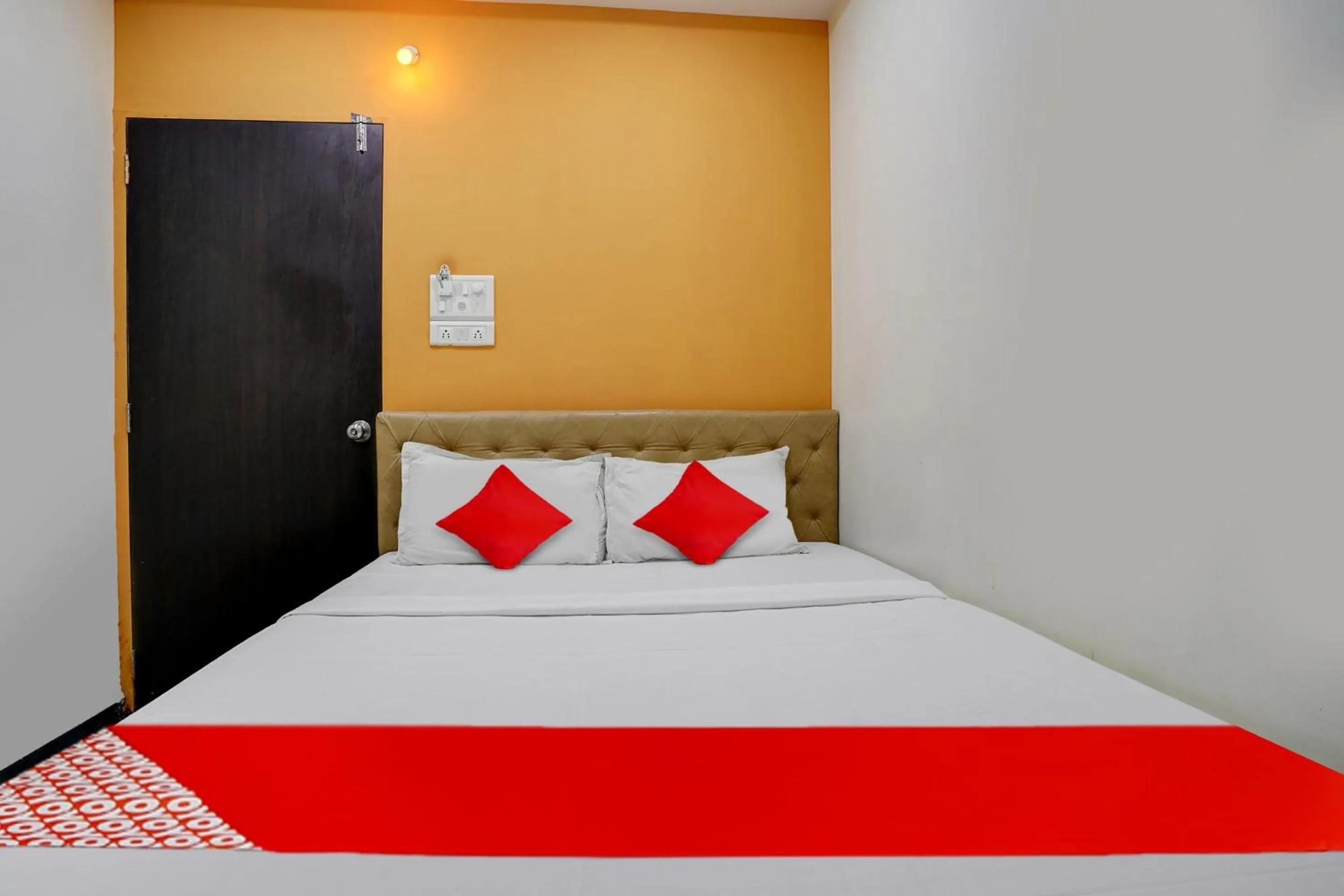 Bedroom, Bed in Hotel O Ashwi