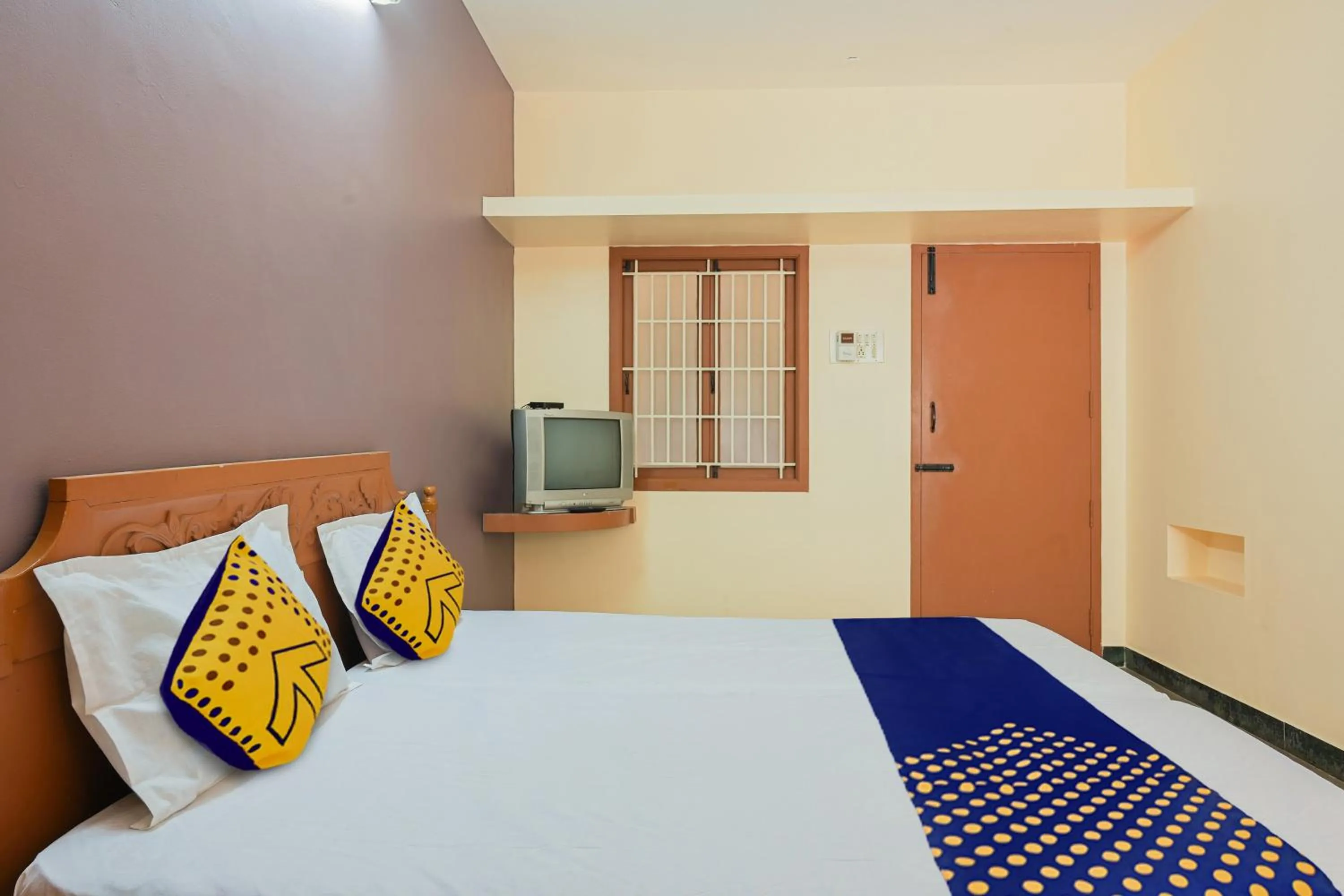 Bedroom, Bed in Hotel O Vel Vel Guest House