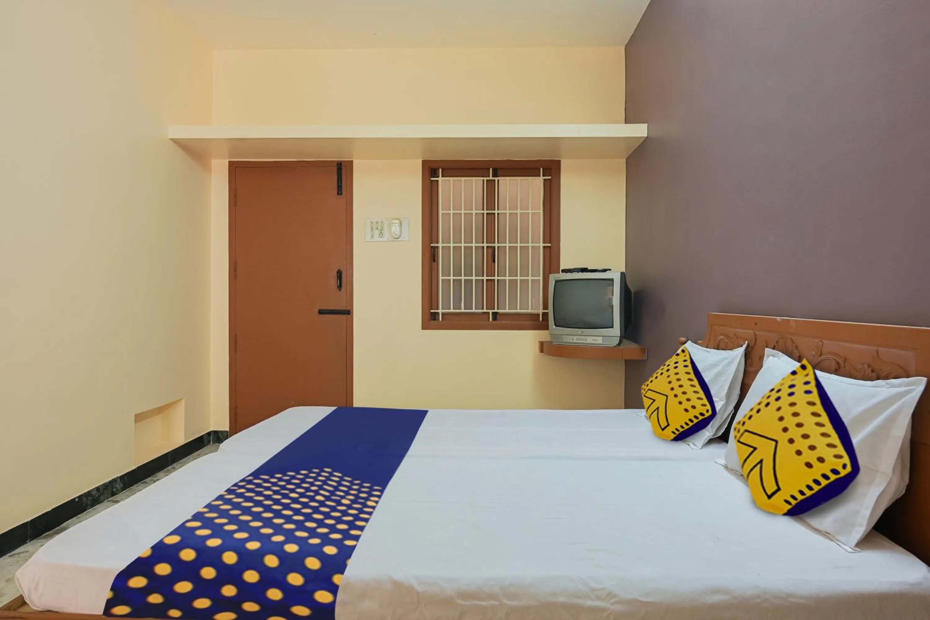 Bedroom, Bed in Hotel O Vel Vel Guest House