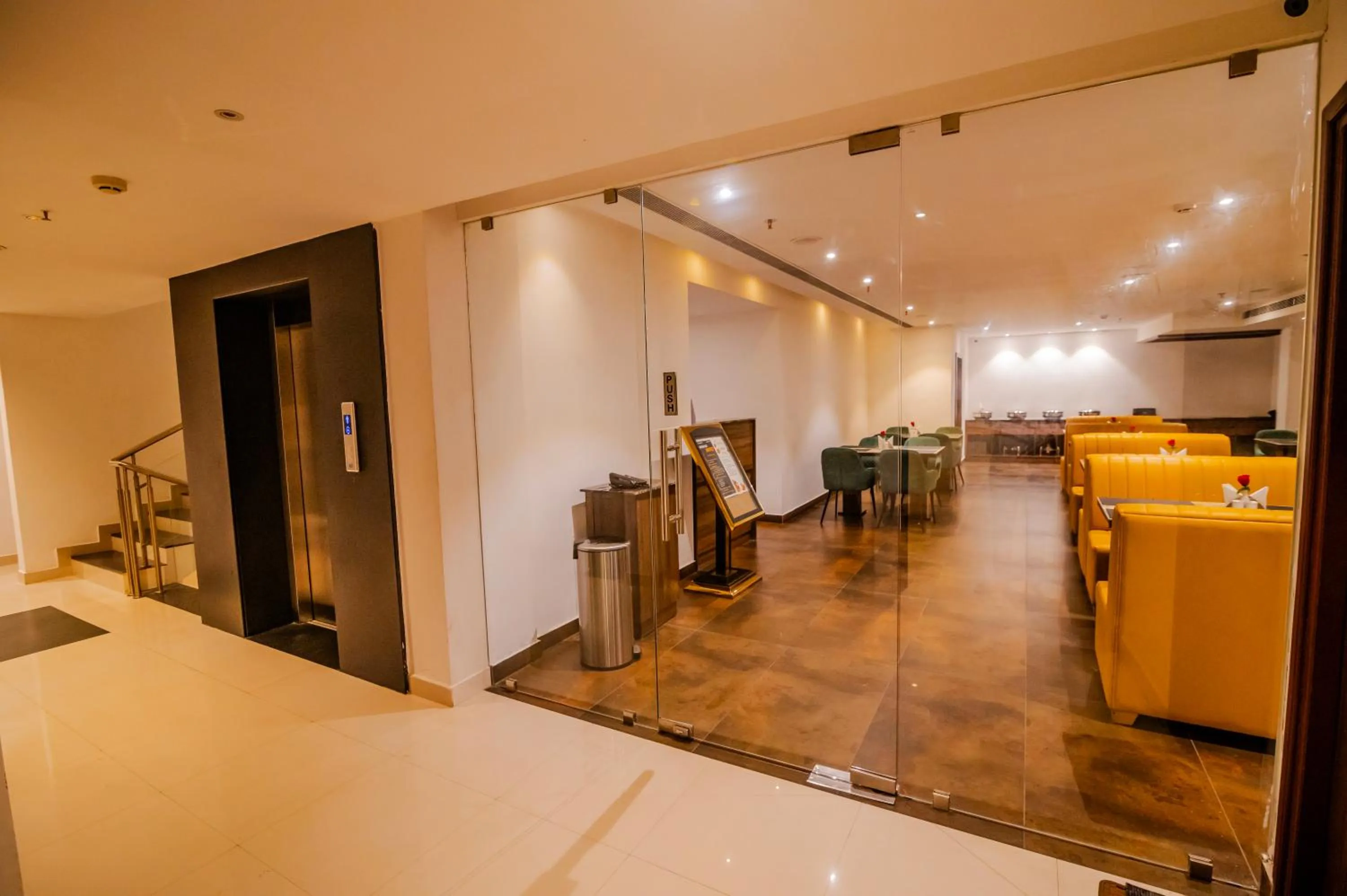 Restaurant/places to eat in Hotel Seven Lights