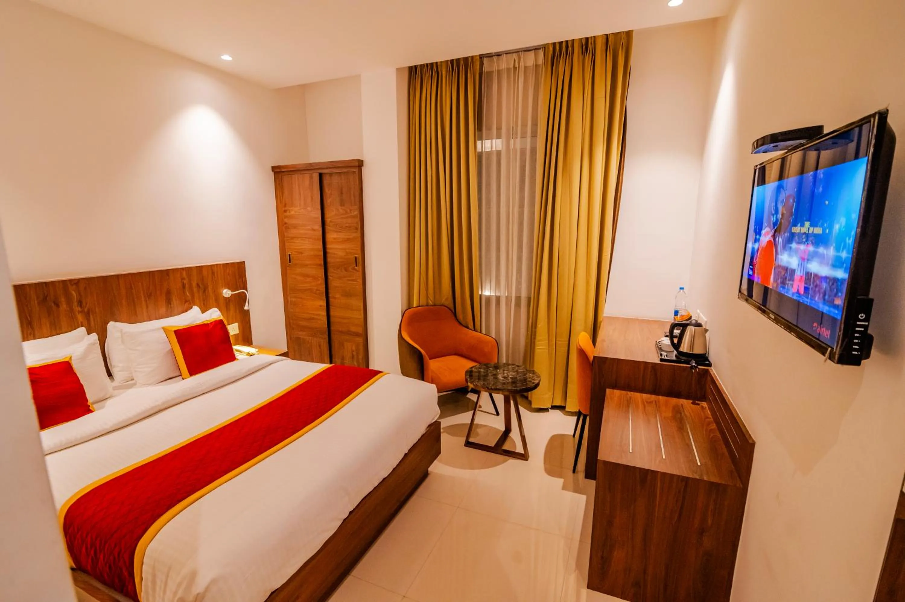 wardrobe, Bed in Hotel Seven Lights