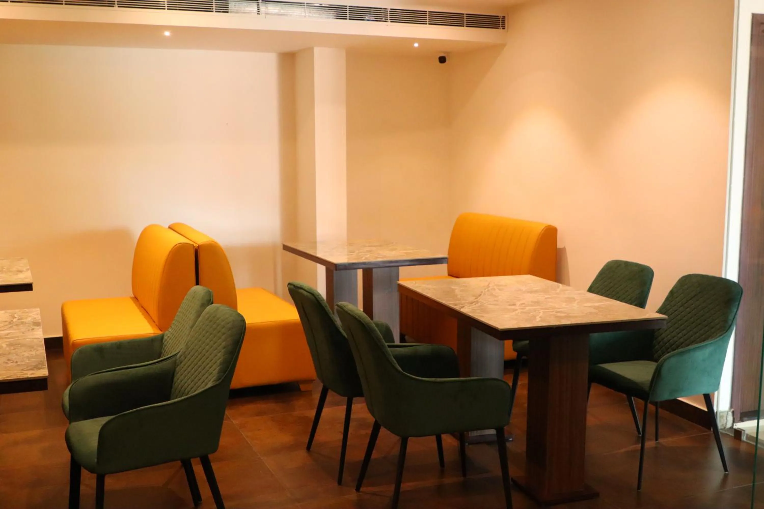 Restaurant/places to eat in Hotel Seven Lights