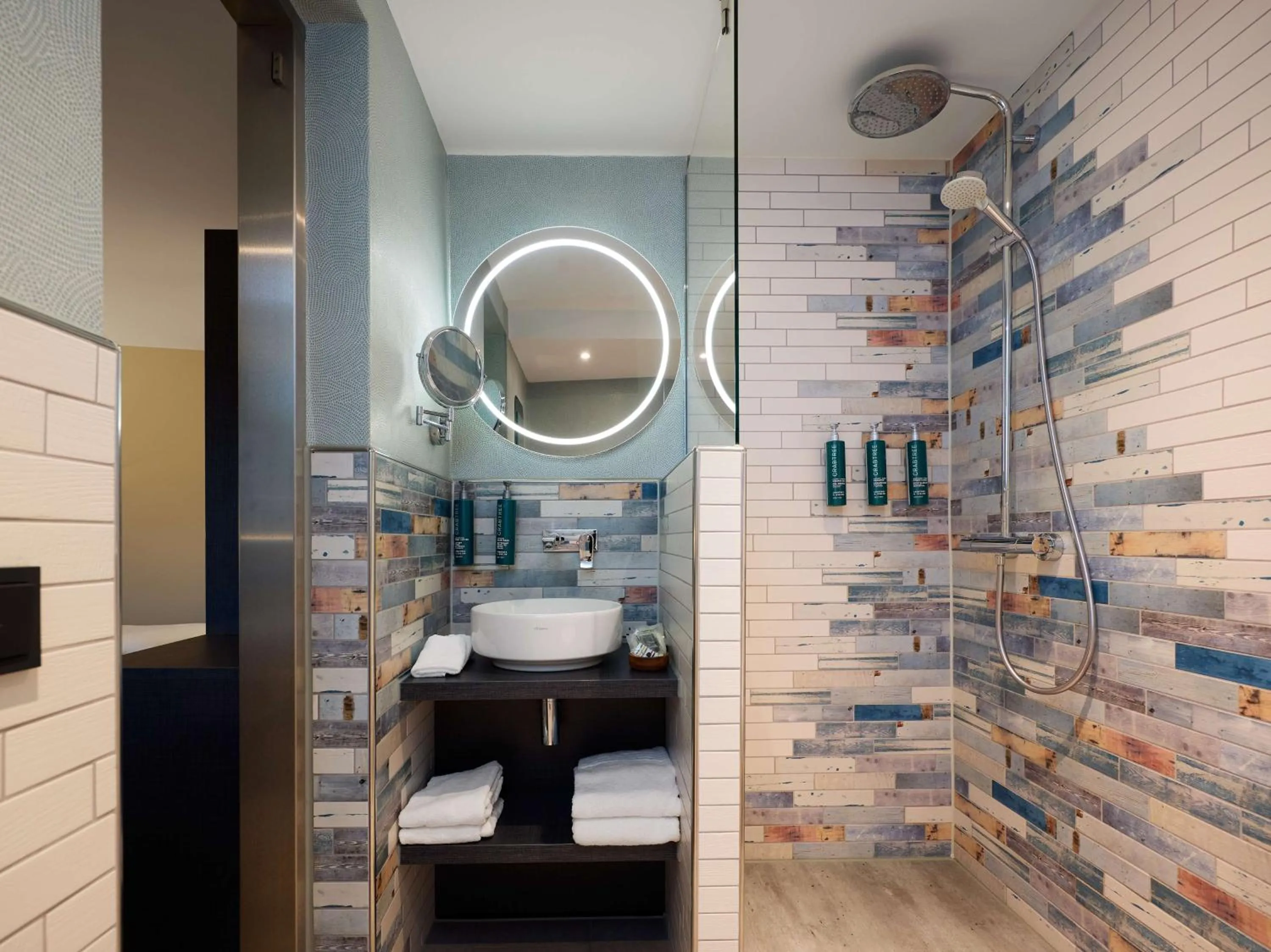 Shower in DoubleTree by Hilton Rotterdam Centre