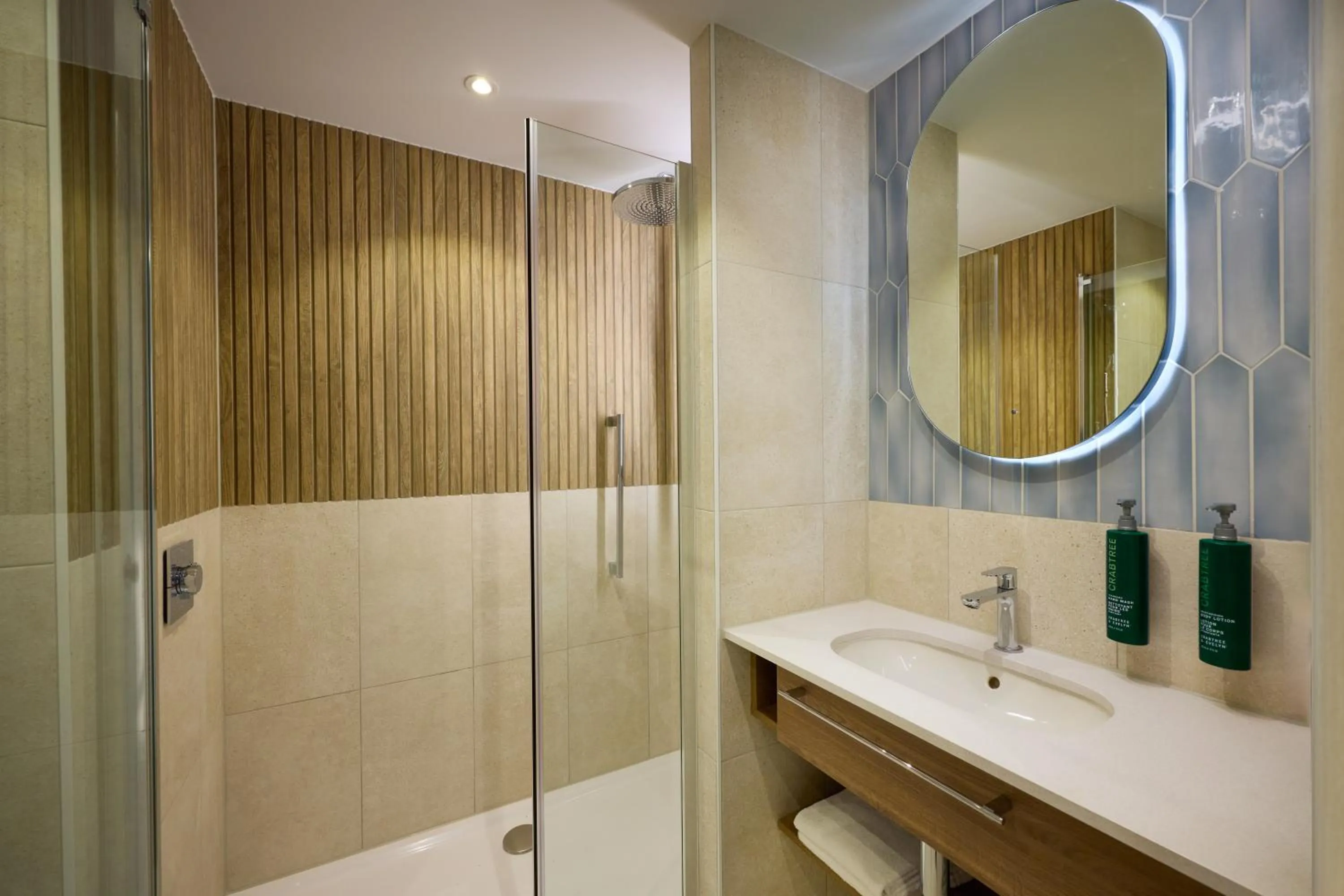 Shower in DoubleTree by Hilton Rotterdam Centre