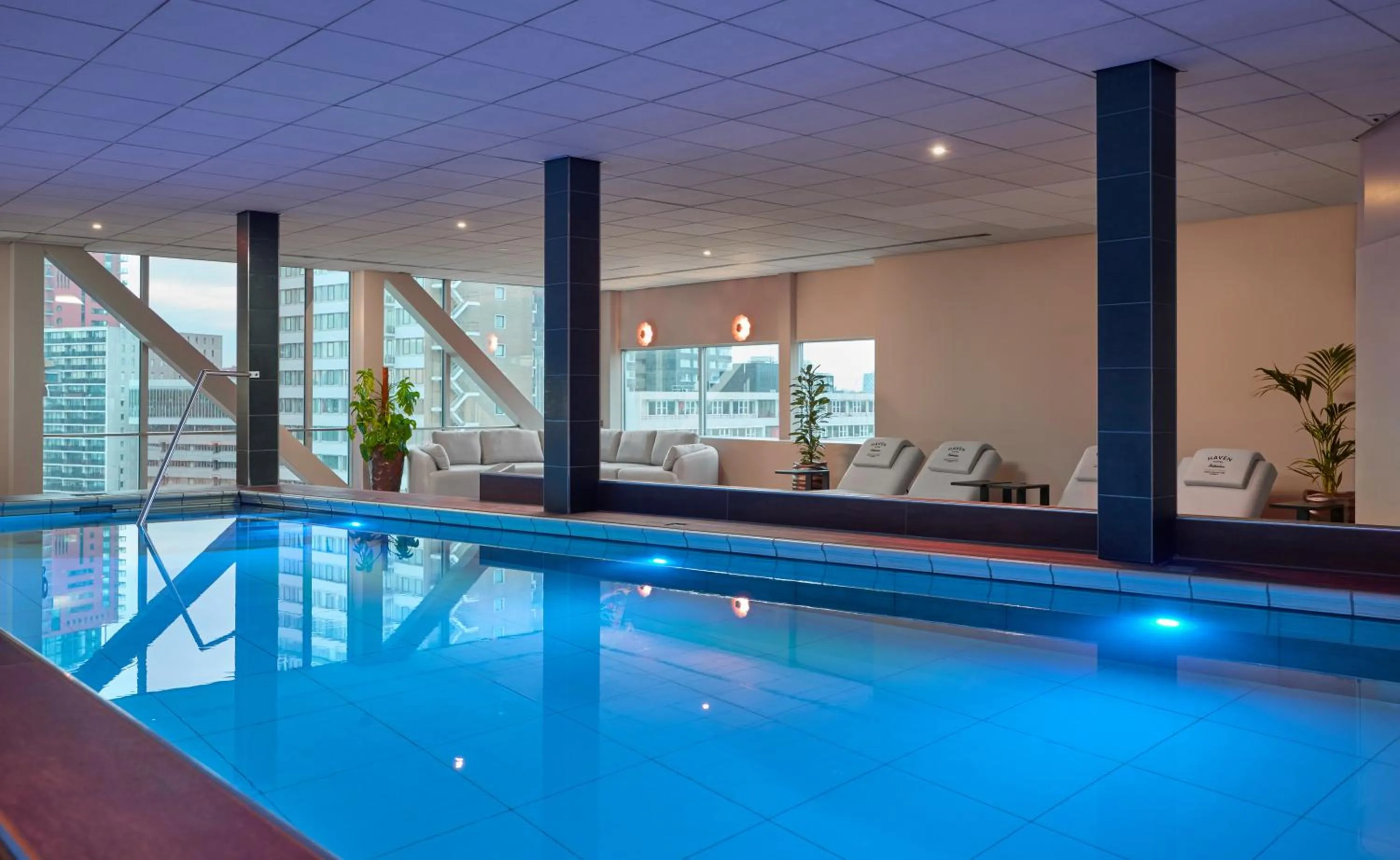 Swimming pool in DoubleTree by Hilton Rotterdam Centre