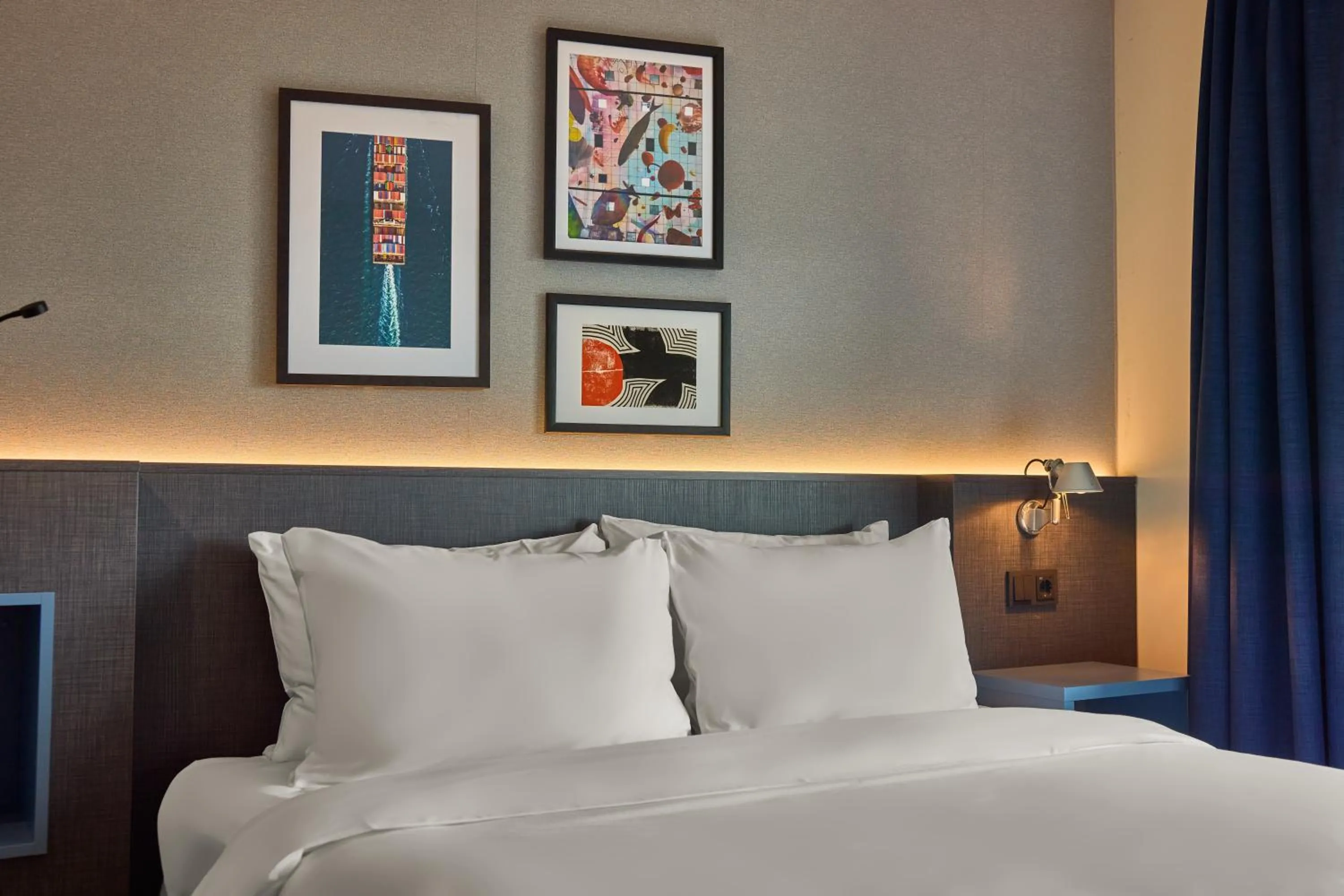 Bedroom, Bed in DoubleTree by Hilton Rotterdam Centre