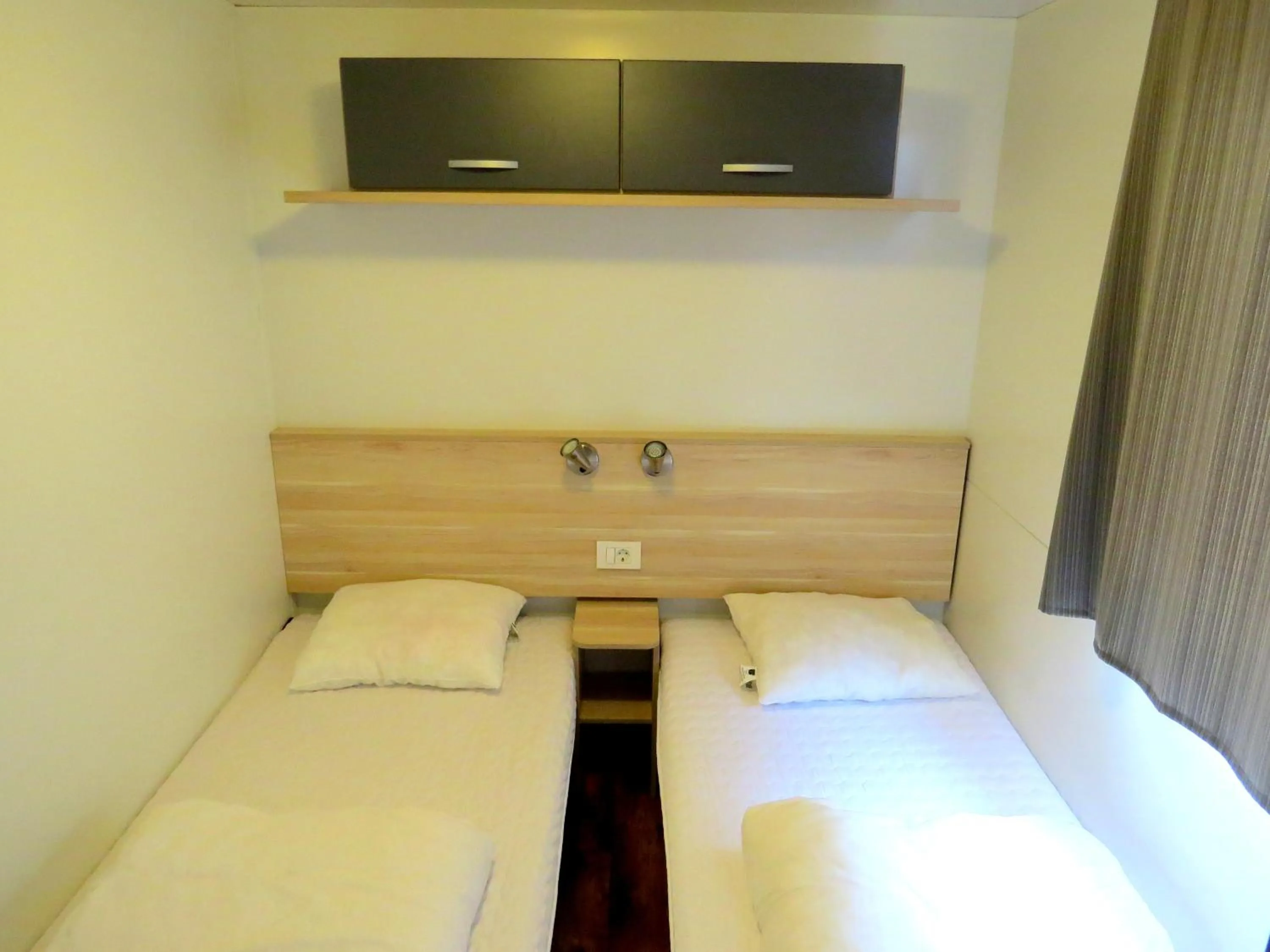 Bedroom in Camping Media Mobile Homes in Brioni Sunny Camping