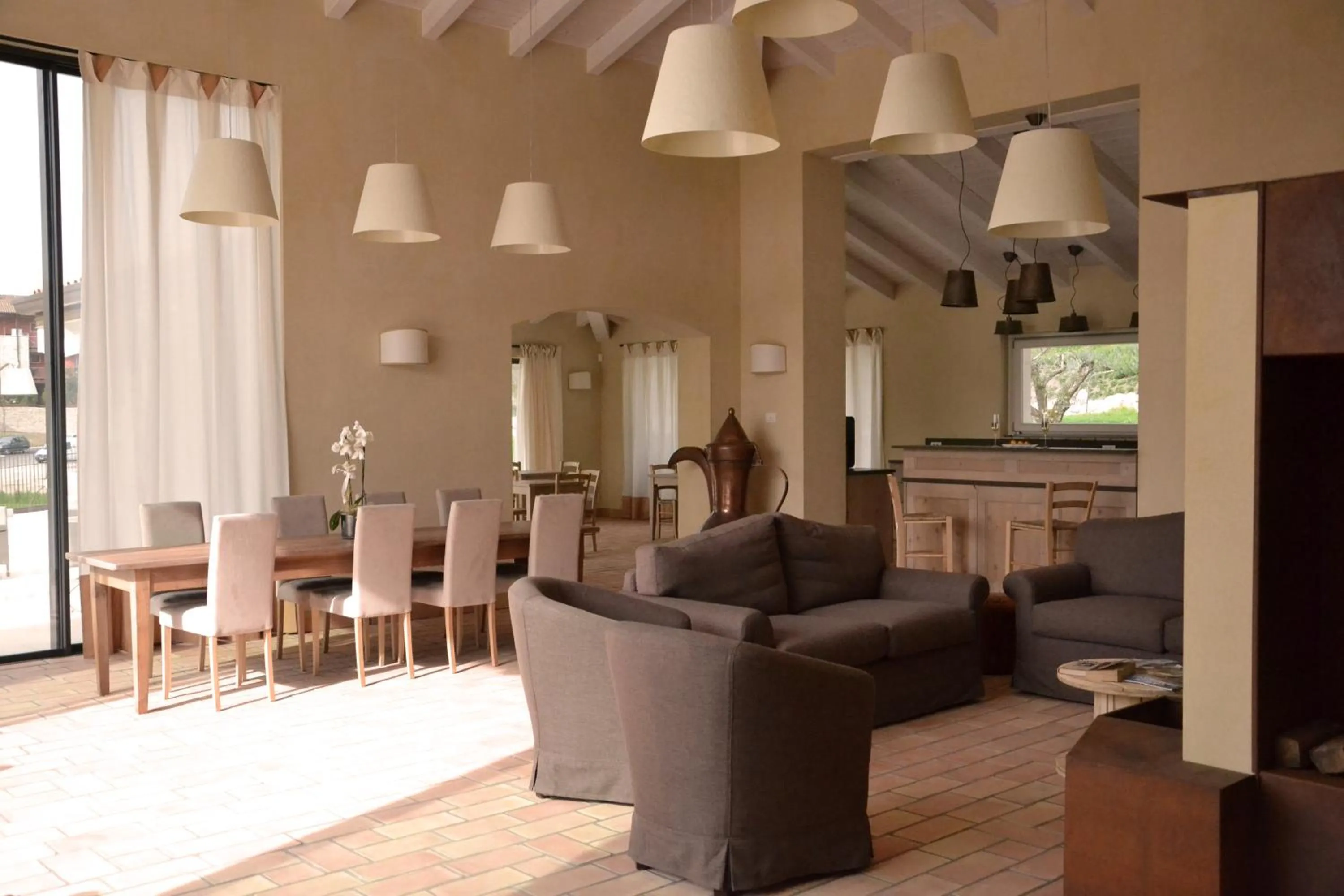 Communal lounge/ TV room in Relais Rossar Boutique Hotel Garda & Hills