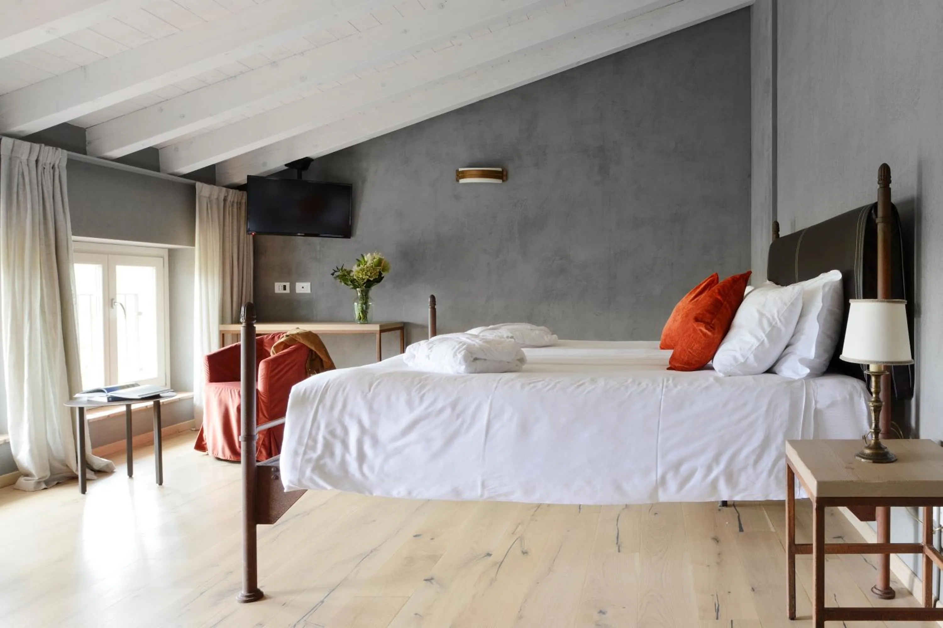 Photo of the whole room, Bed in Relais Rossar Boutique Hotel Garda & Hills