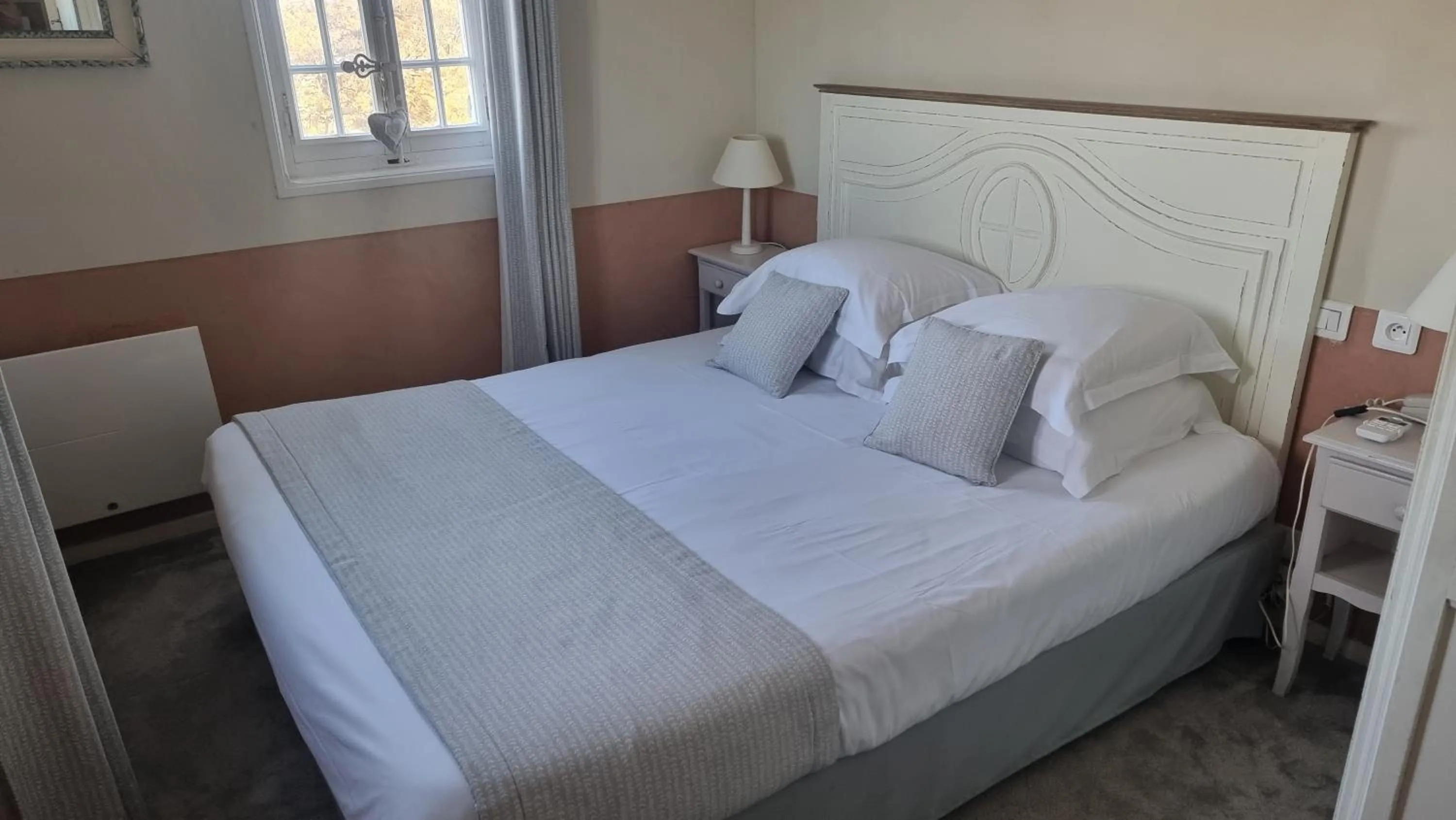 Bed in Demeures et Châteaux Hôtel L'Hermitage