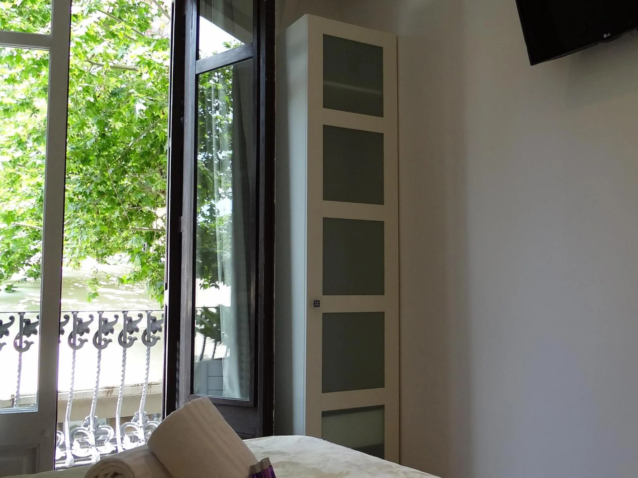 Balcony/Terrace, Bed in Hostal Balkonis