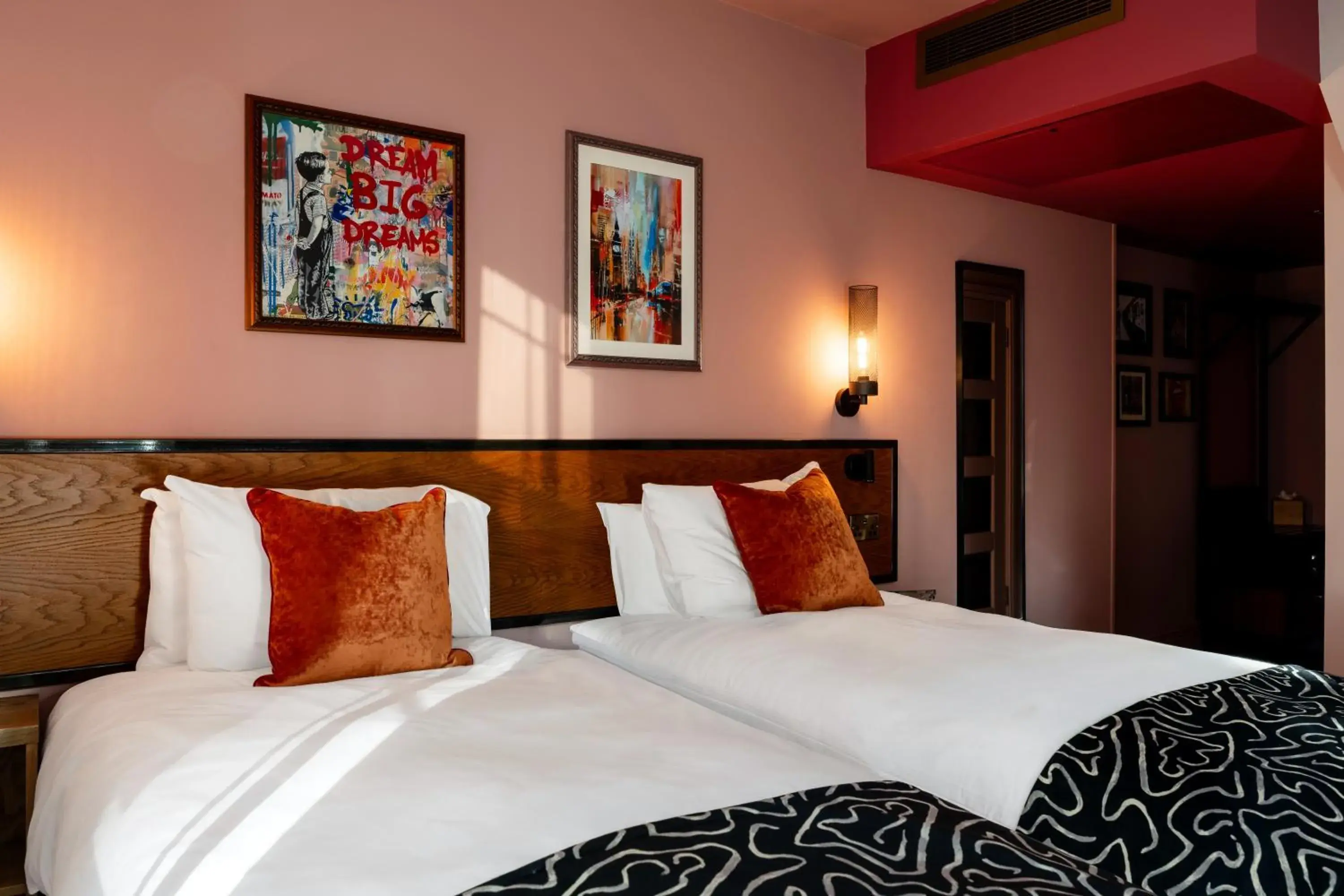 Twin Room with Shower in The Wellington Hotel Twin Room with Shower in The Wellington Hotel