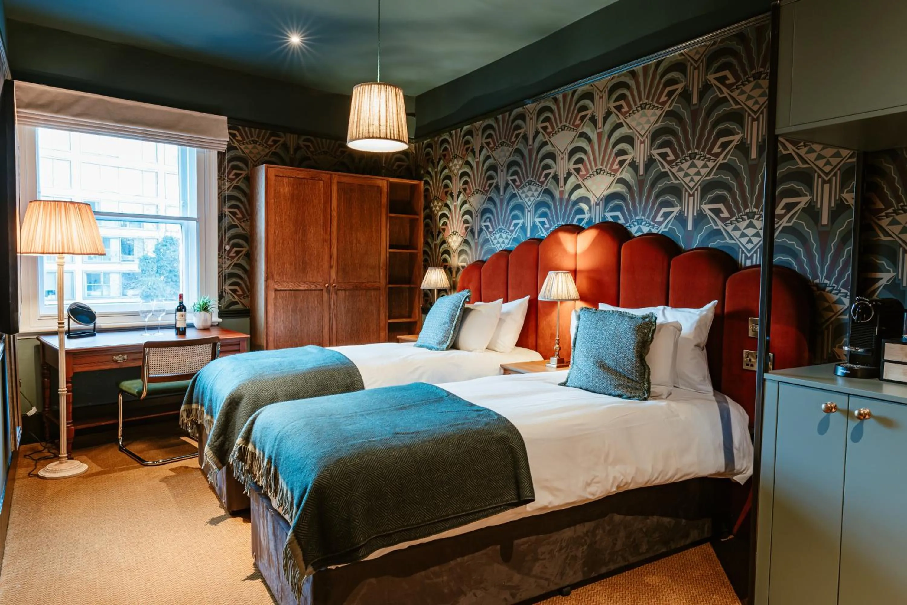 Twin Room with Shower in The Wellington Hotel