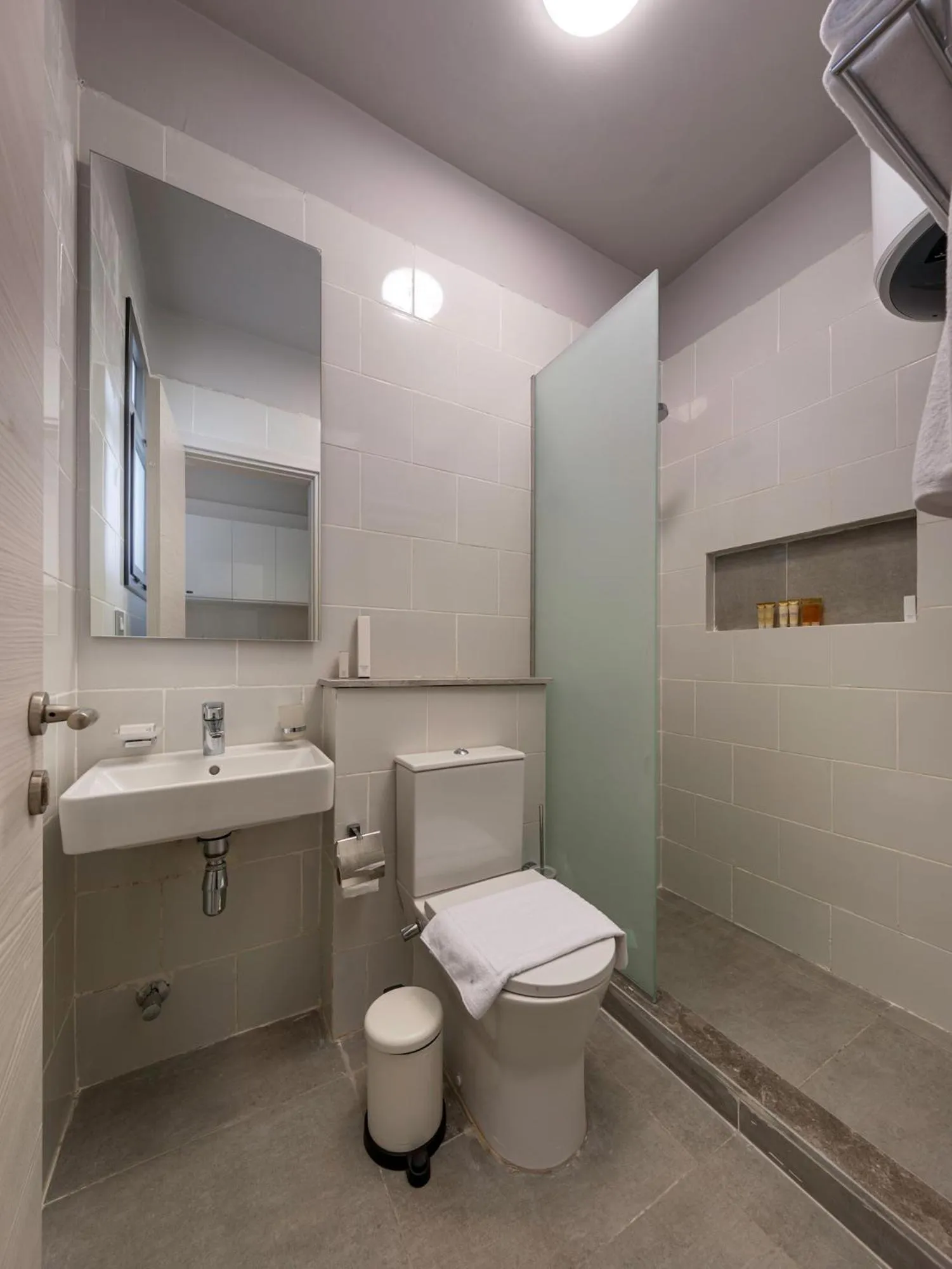 Shower in Lemon Spaces LIGHT- D bay North Coast