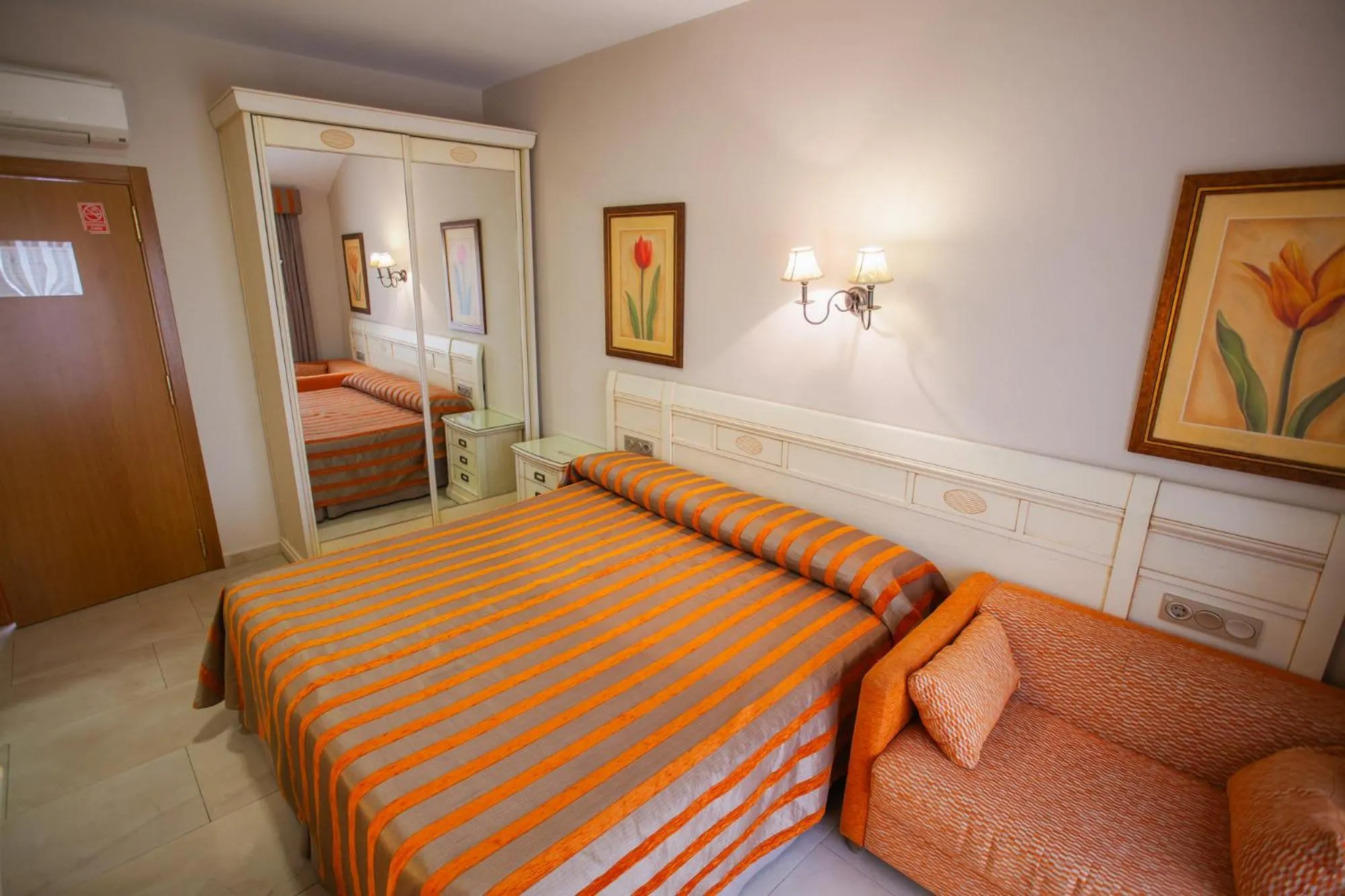 Bed in Hotel Versalles