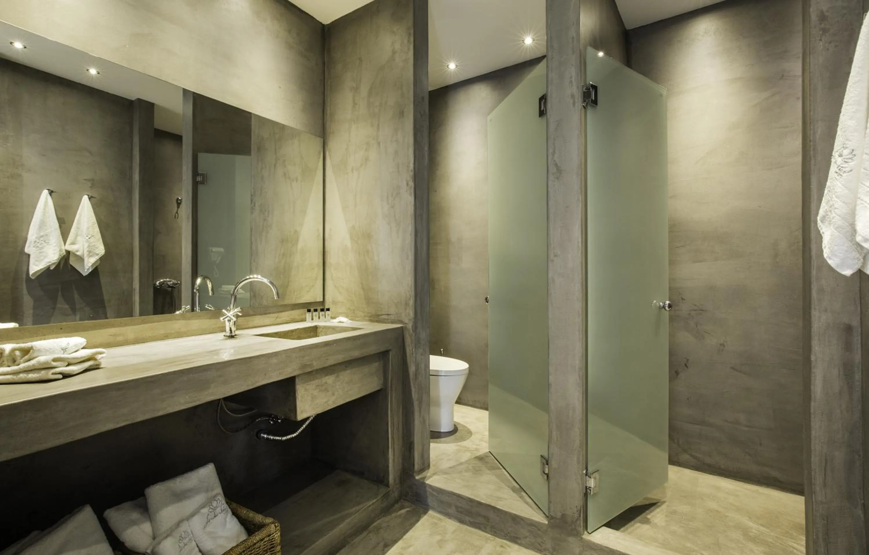 Shower in Lindian Pearl