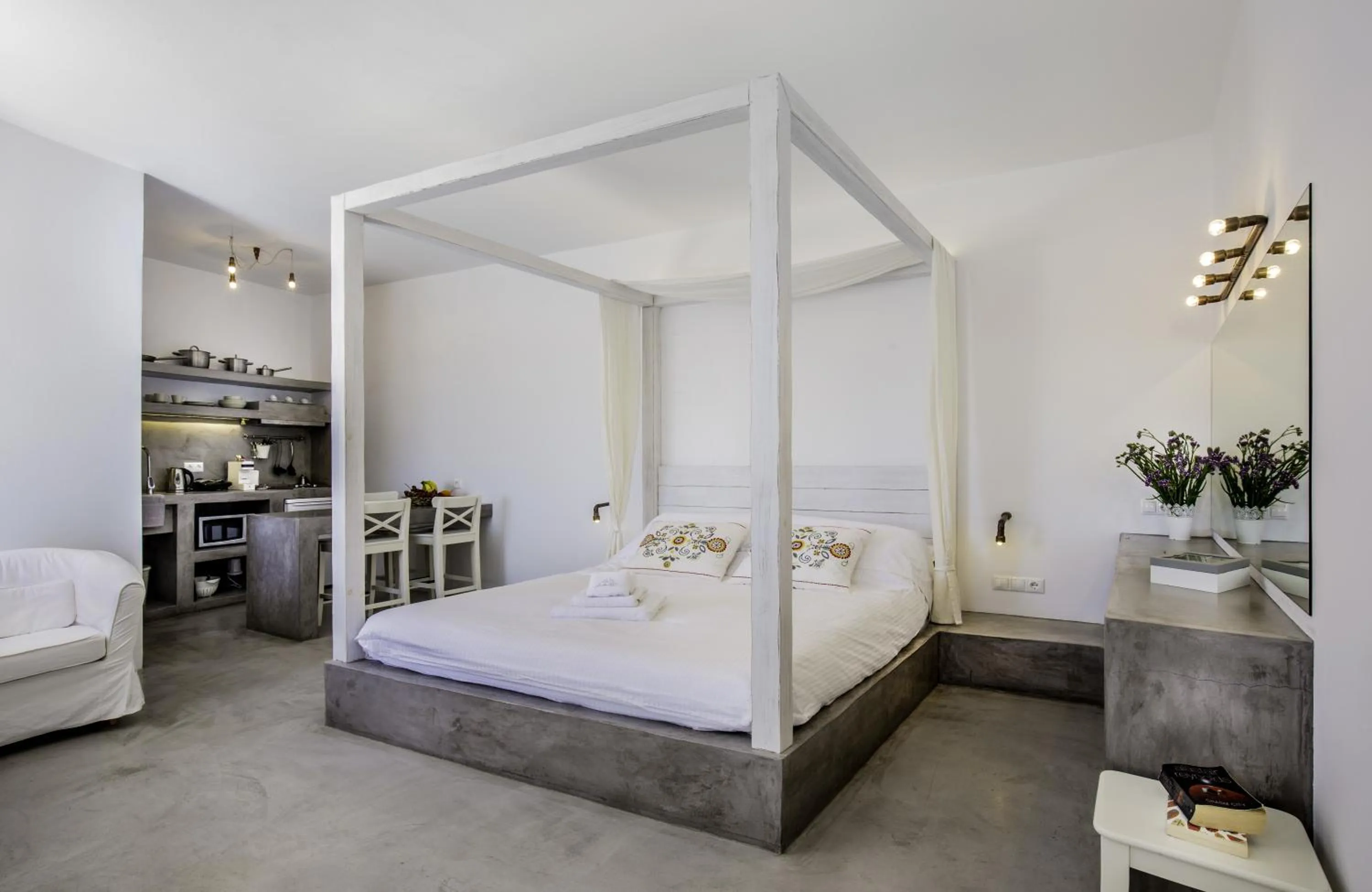 Bedroom, Bed in Lindian Pearl