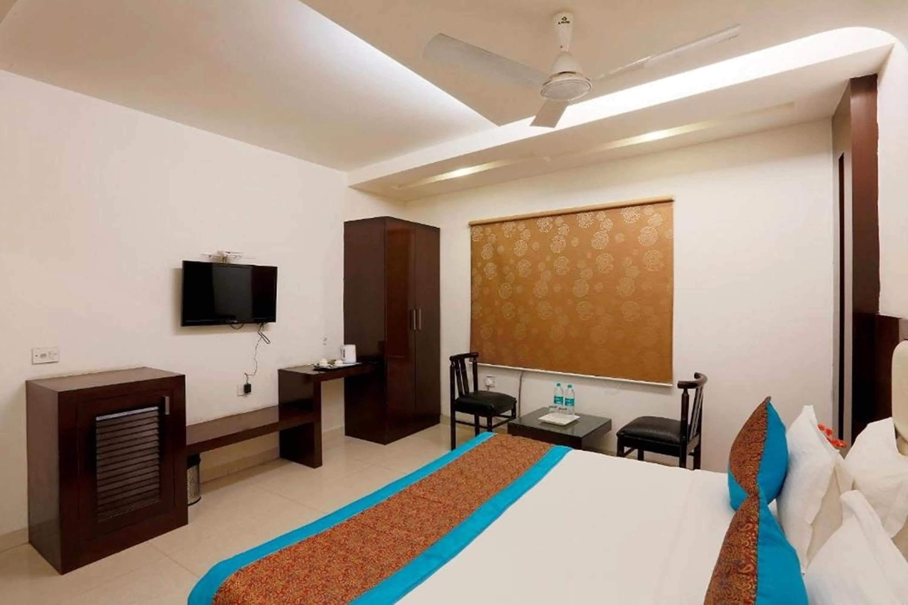 Bedroom, Bed in Arch Anand Lok Inn Mahipalpur, IGI Delhi Airport