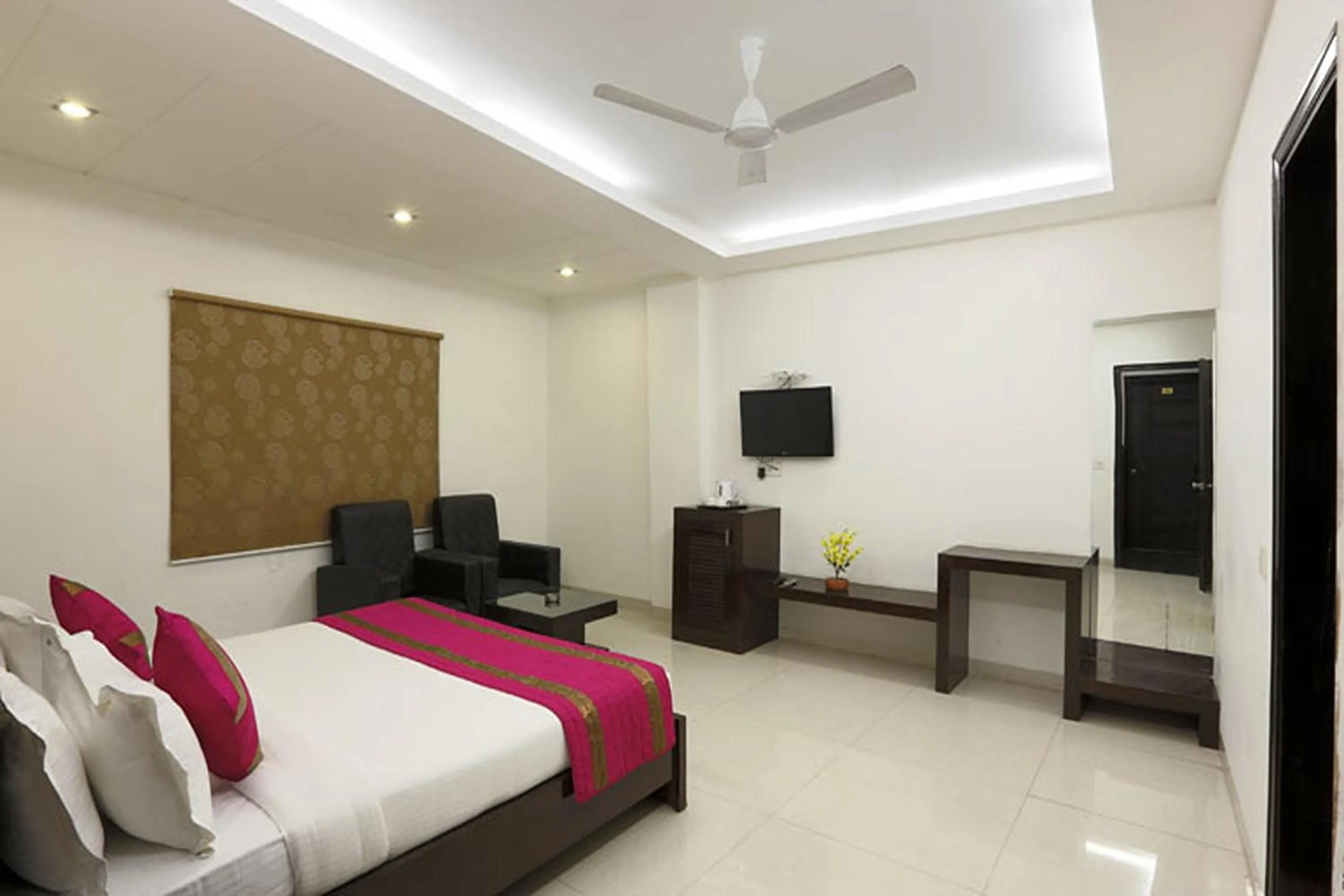 Bedroom, Bed in Arch Anand Lok Inn Mahipalpur, IGI Delhi Airport