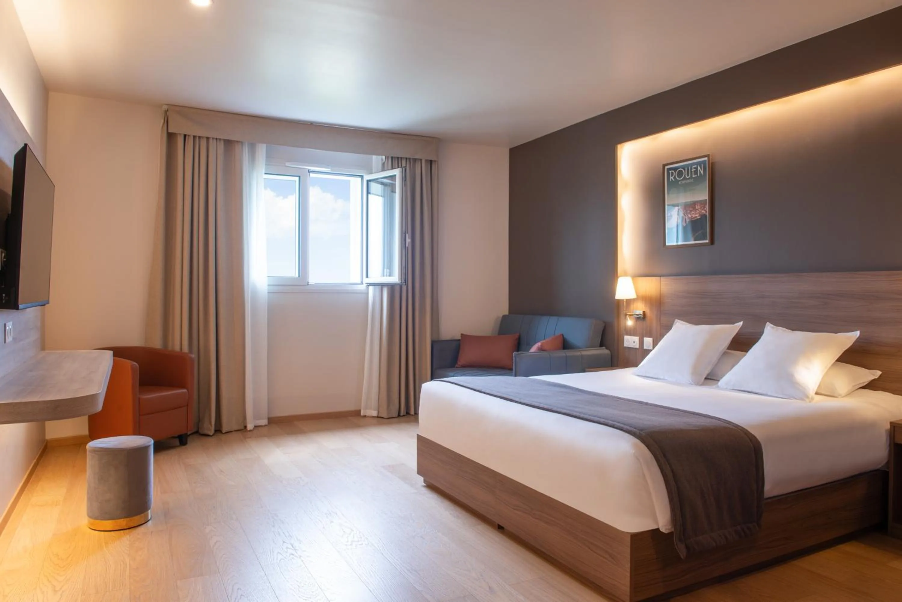 Photo of the whole room, Bed in Golden Tulip Dieppe Hôtel & Spa