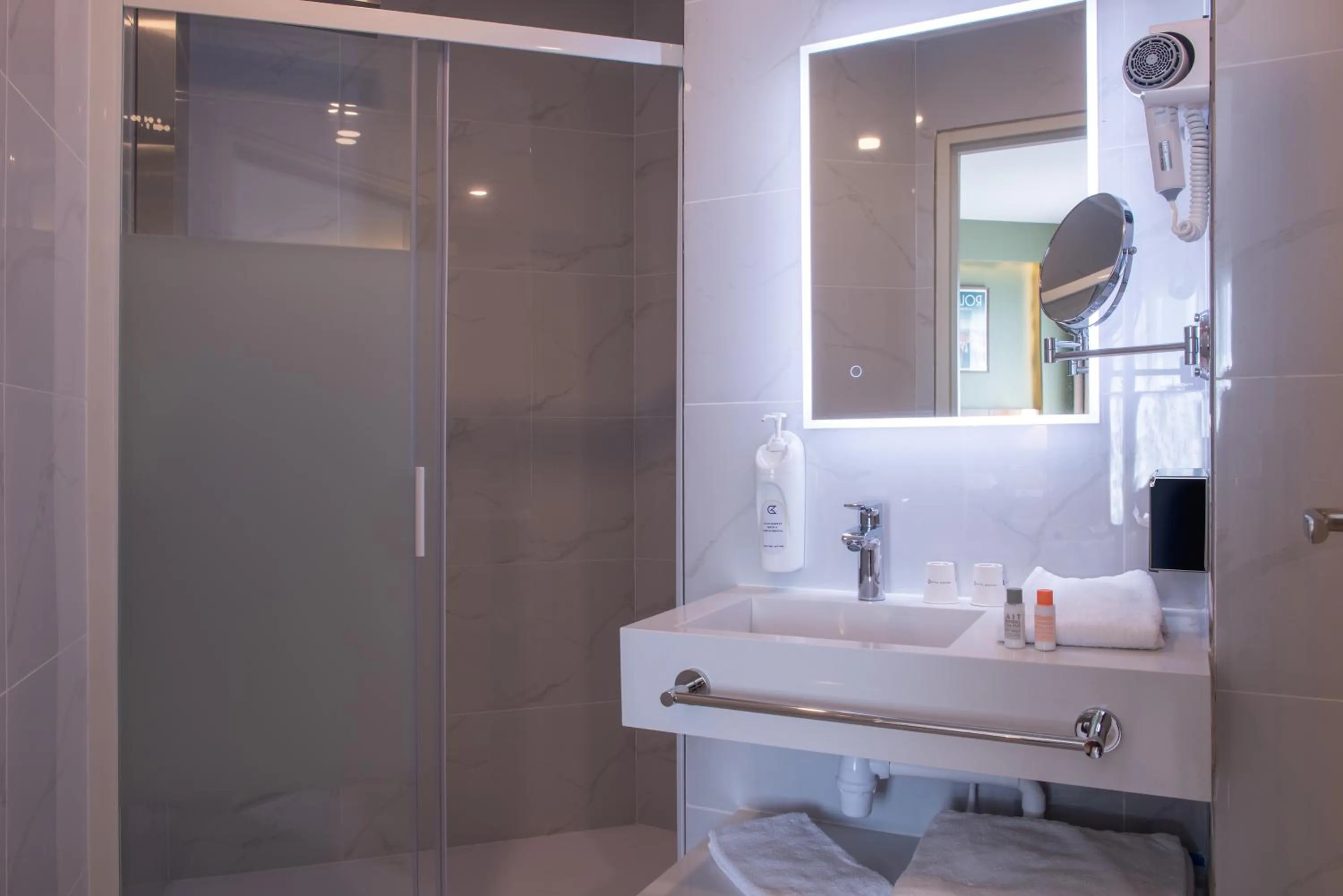 Shower in Golden Tulip Dieppe Hôtel & Spa