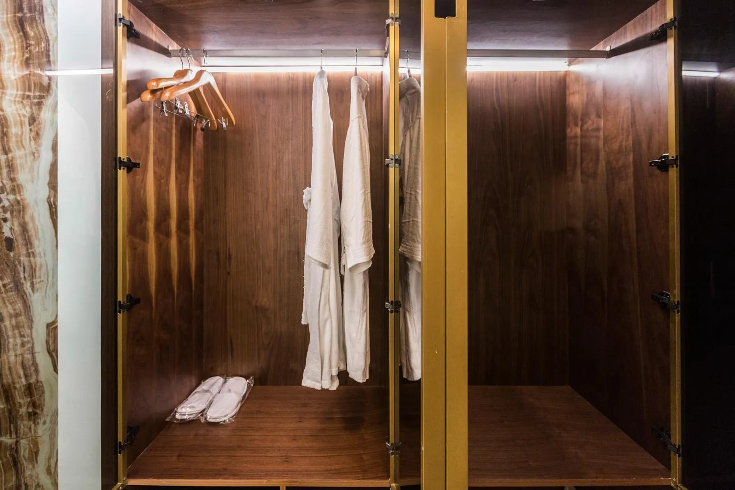 wardrobe in Blubiz Hotel Mỹ Đình (Blubiz Hotel 2)