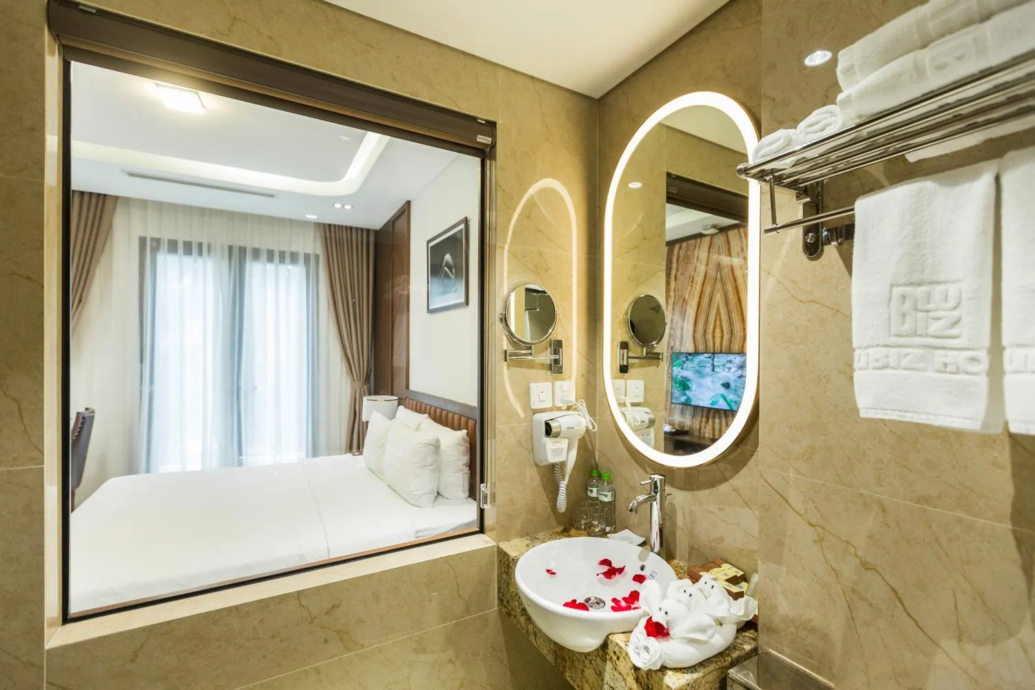 Bathroom, Bed in Blubiz Hotel Mỹ Đình (Blubiz Hotel 2)