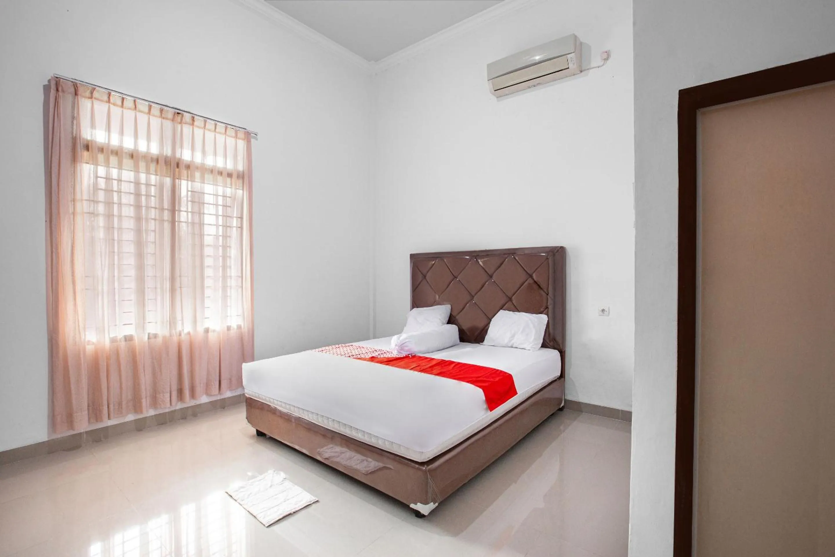 Bedroom, Bed in Hotel O Homestay Romauli Kampung Radja