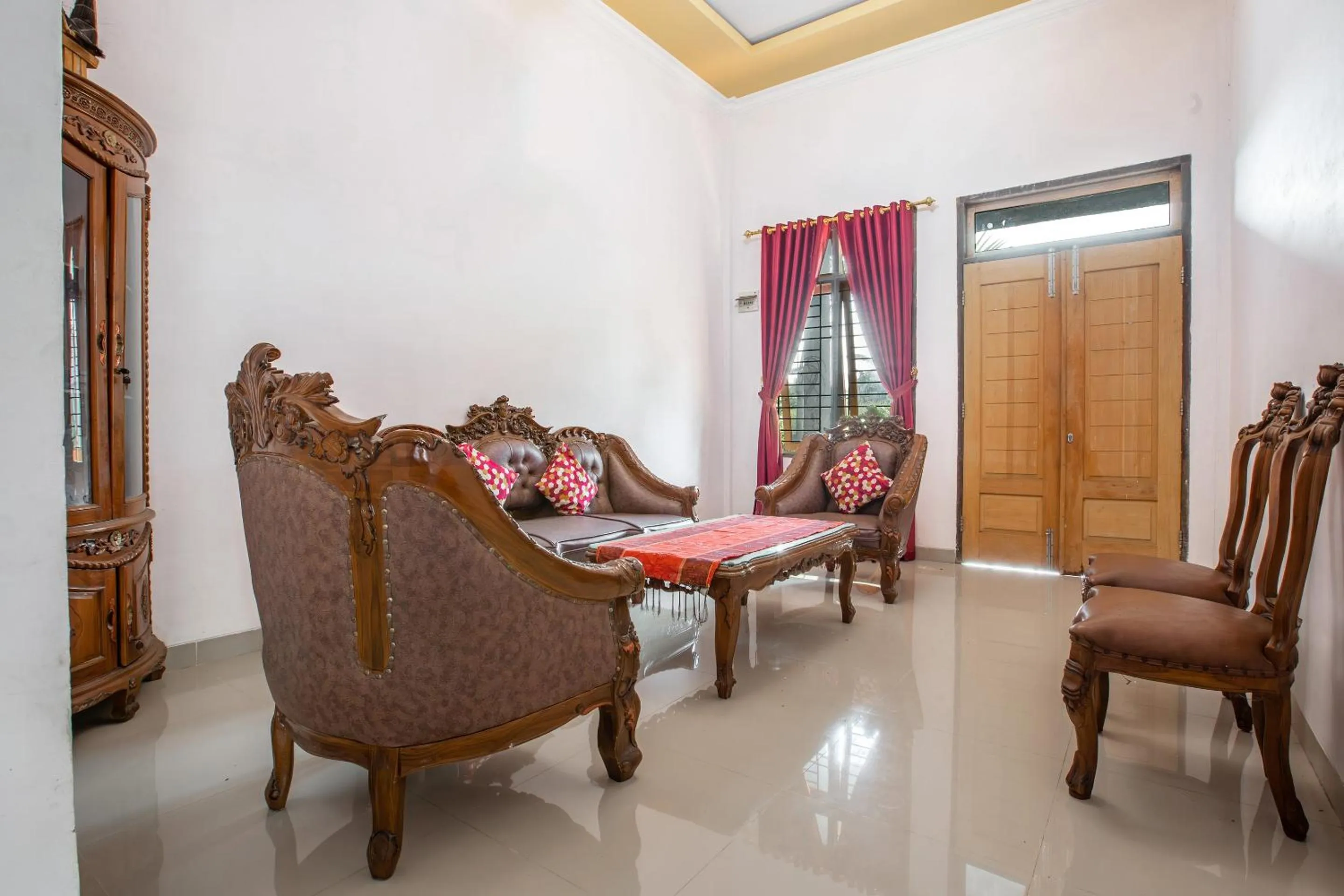 Lobby or reception in Hotel O Homestay Romauli Kampung Radja