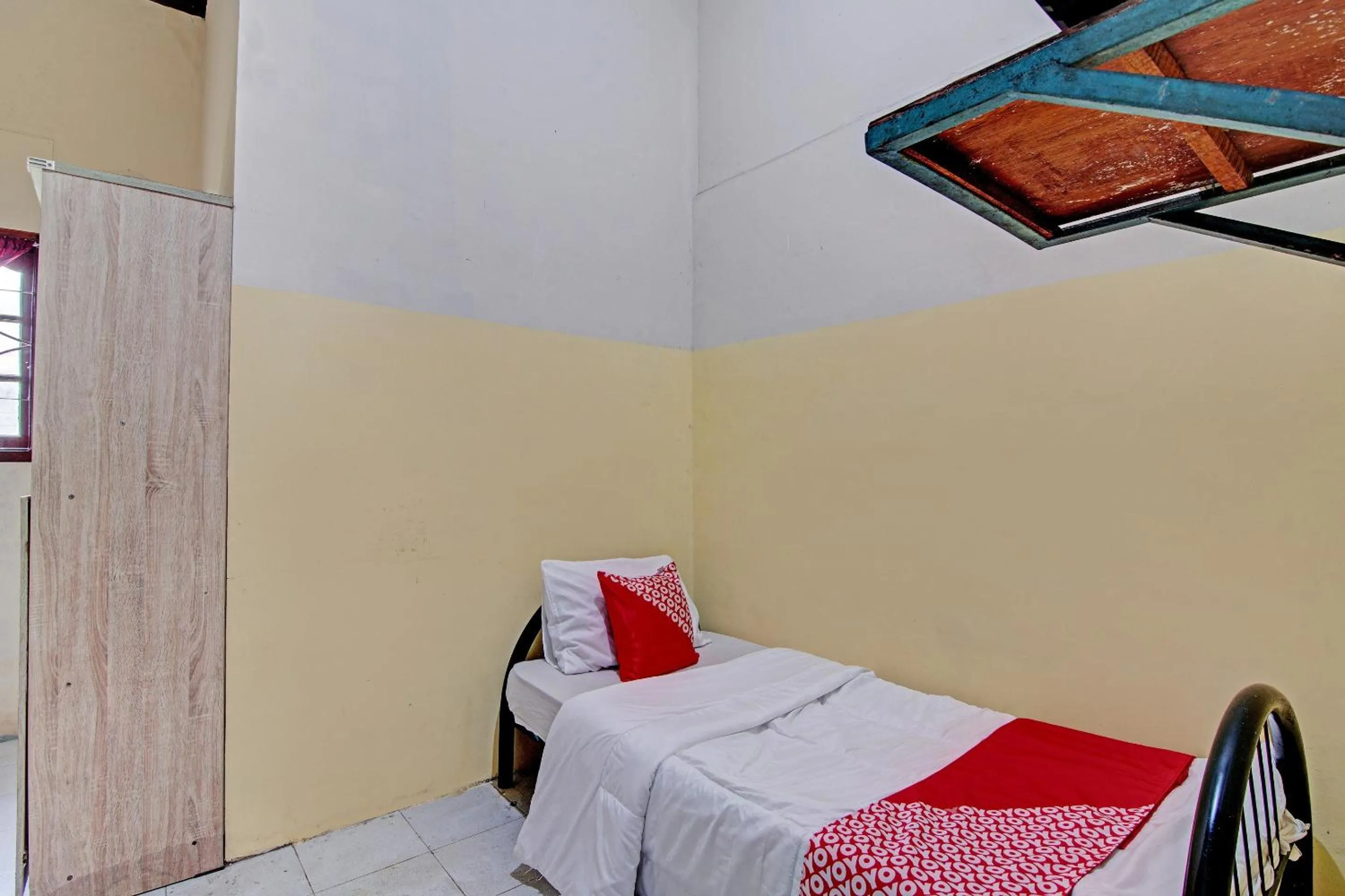 Bedroom, Bed in Hotel O Wisma Pangestu SyariahNearTamanselera