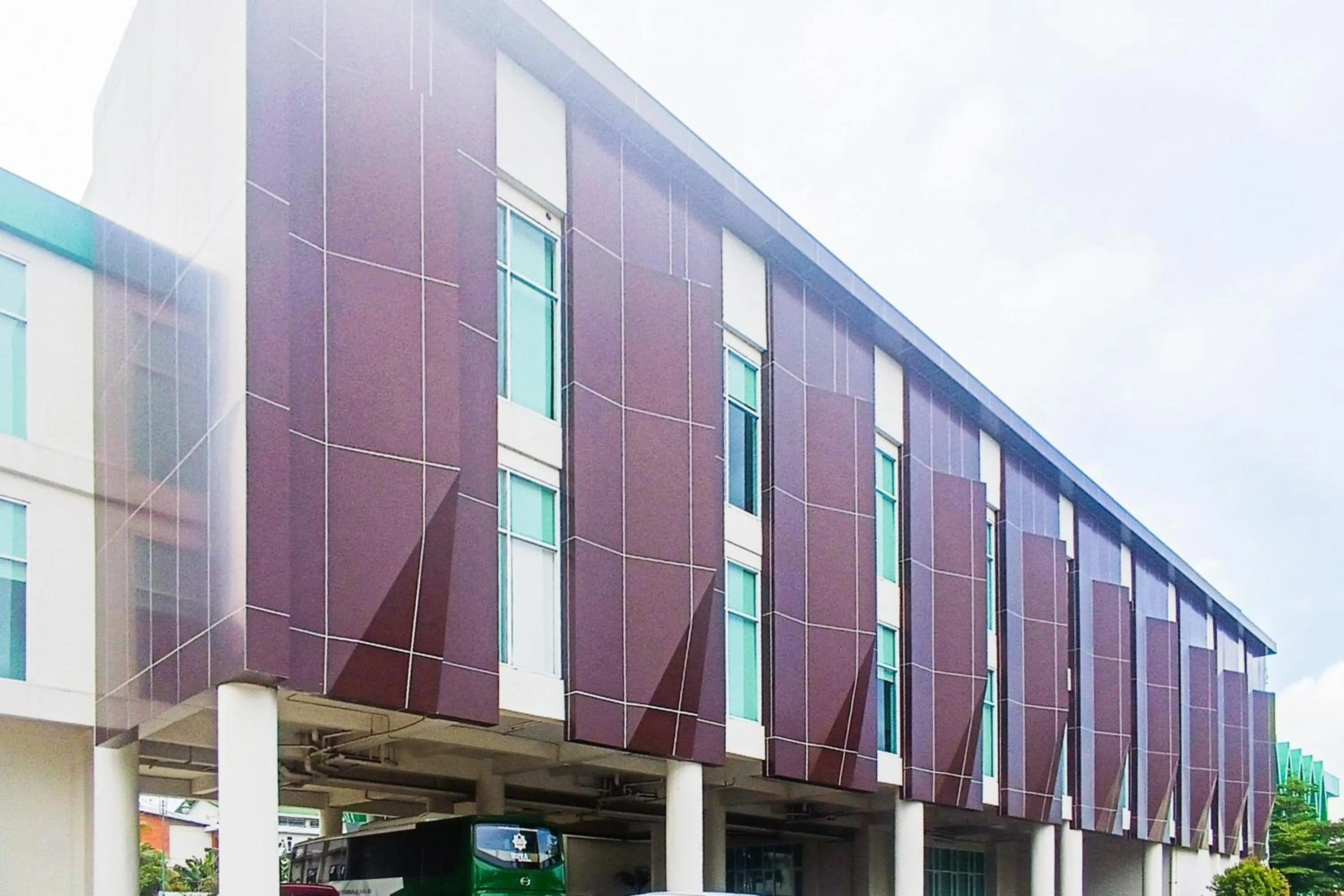Facade/entrance in Urbanview Hotel Syariah UIN Mataram