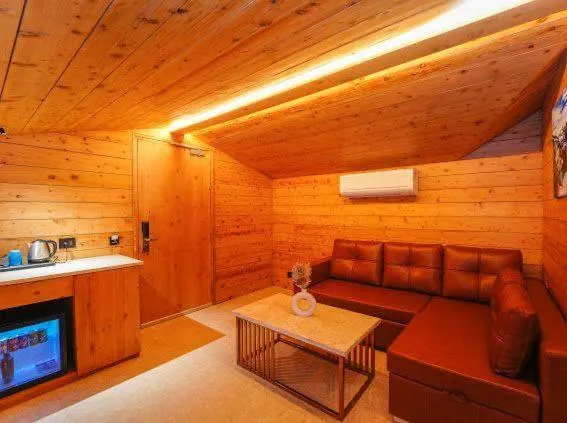 Living room in Anantam Resort & Spa