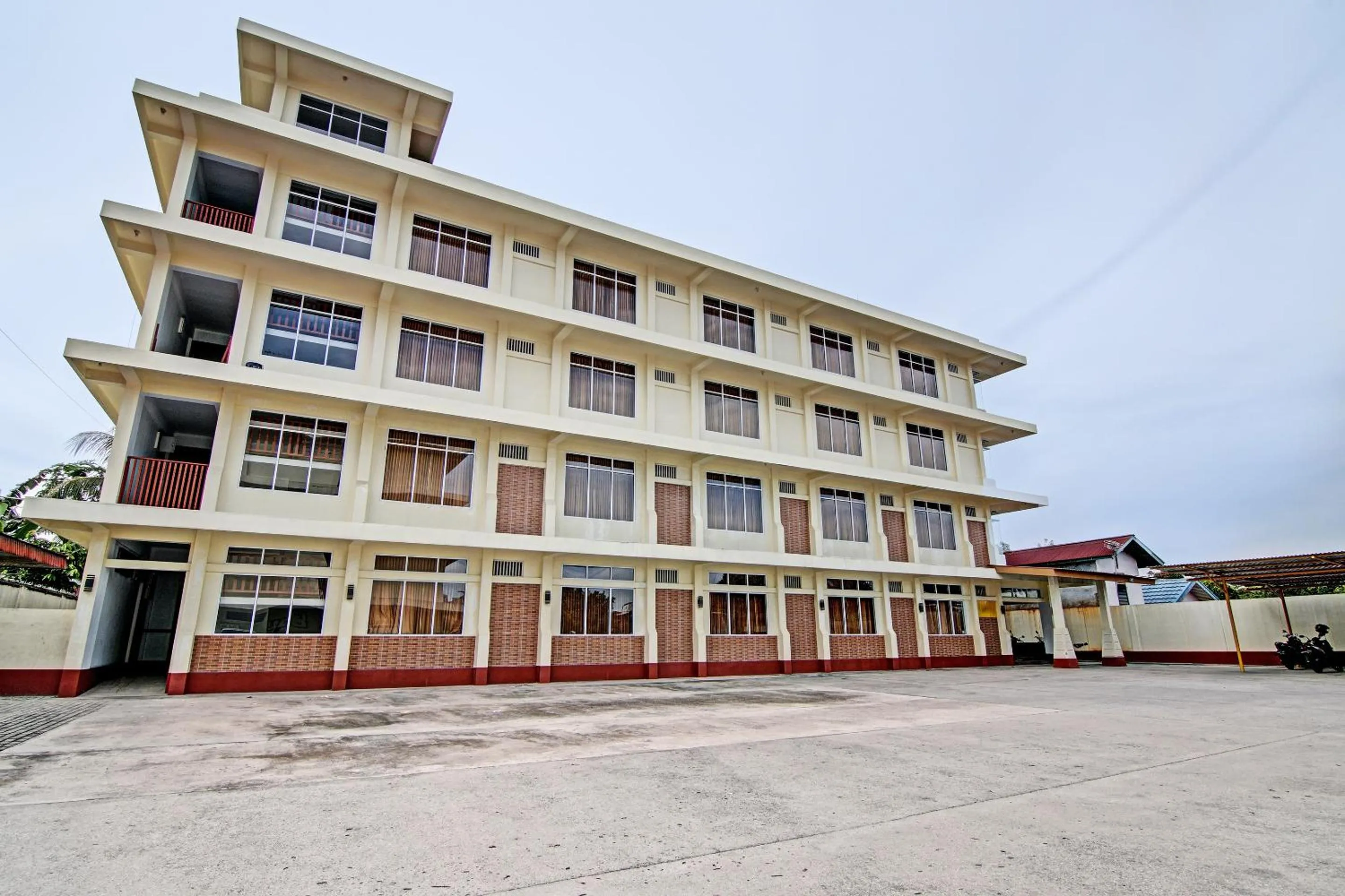 Facade/entrance in Hotel O Pondok Anggrek Syariah