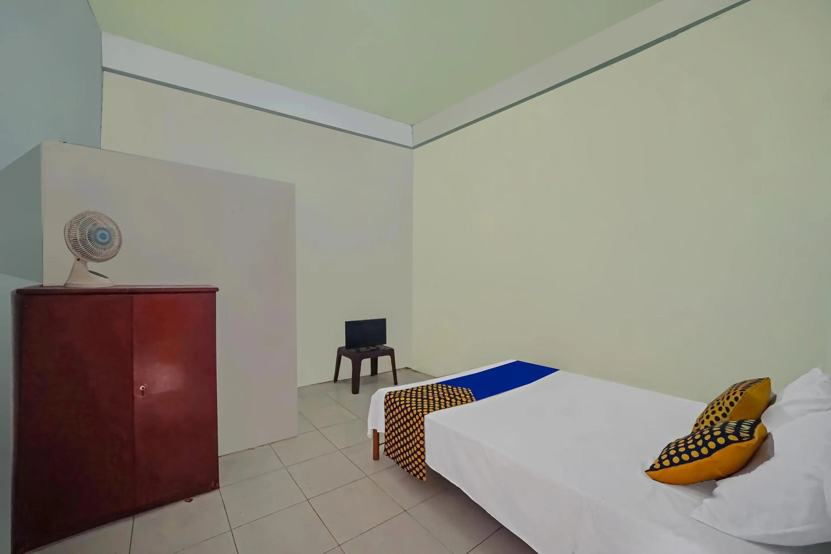 Bedroom, Bed in Hotel O Mandiri Inn