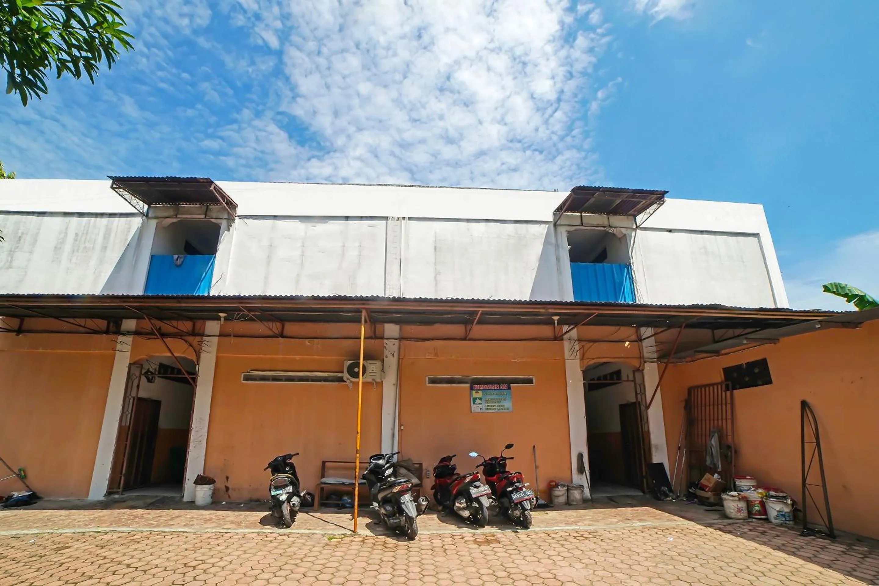 Facade/entrance in Hotel O Mandiri Inn