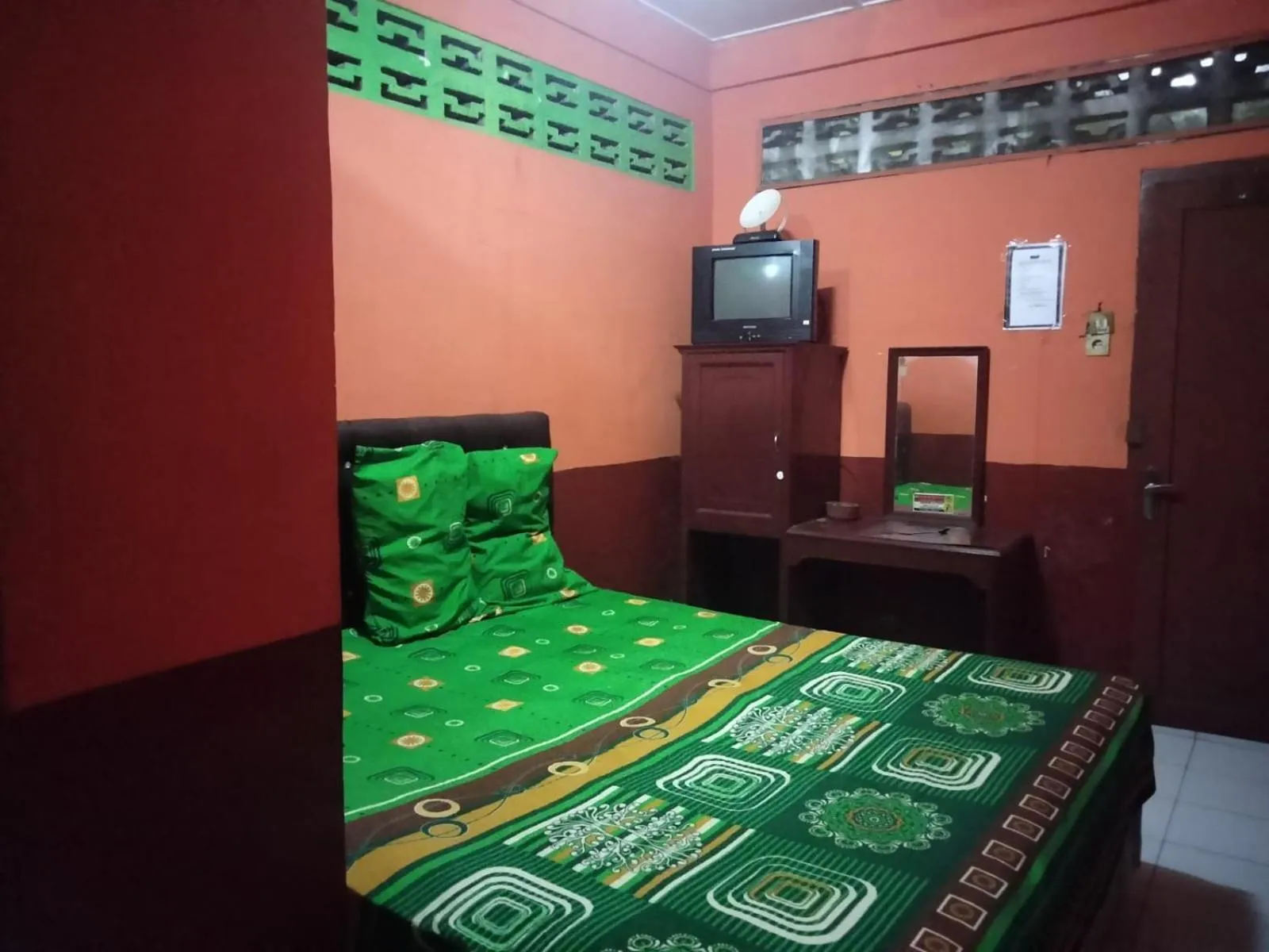 Bedroom, Bed in Hotel O Penginapan Keluarga