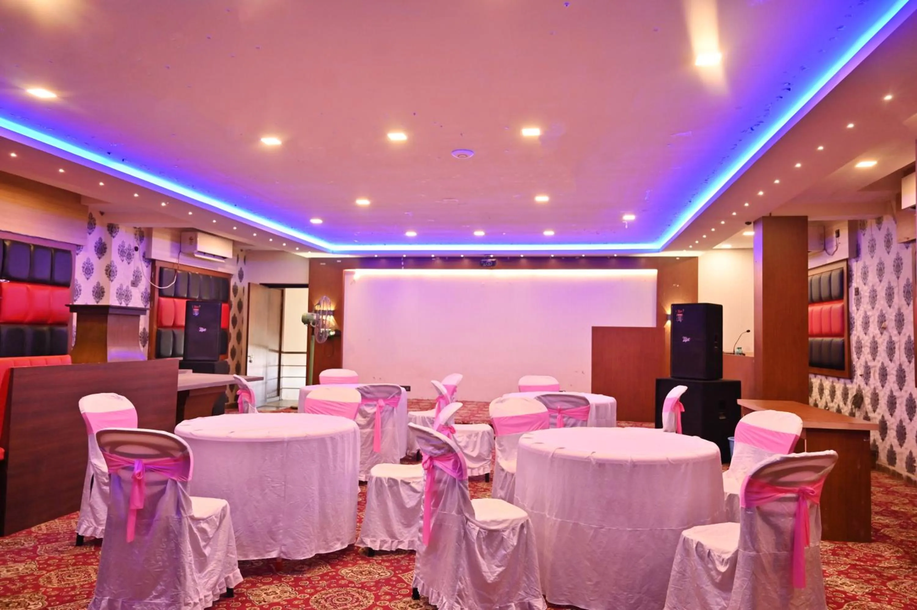 Communal lounge/ TV room in Hotel Silver Land New Digha with Rooftop Pool