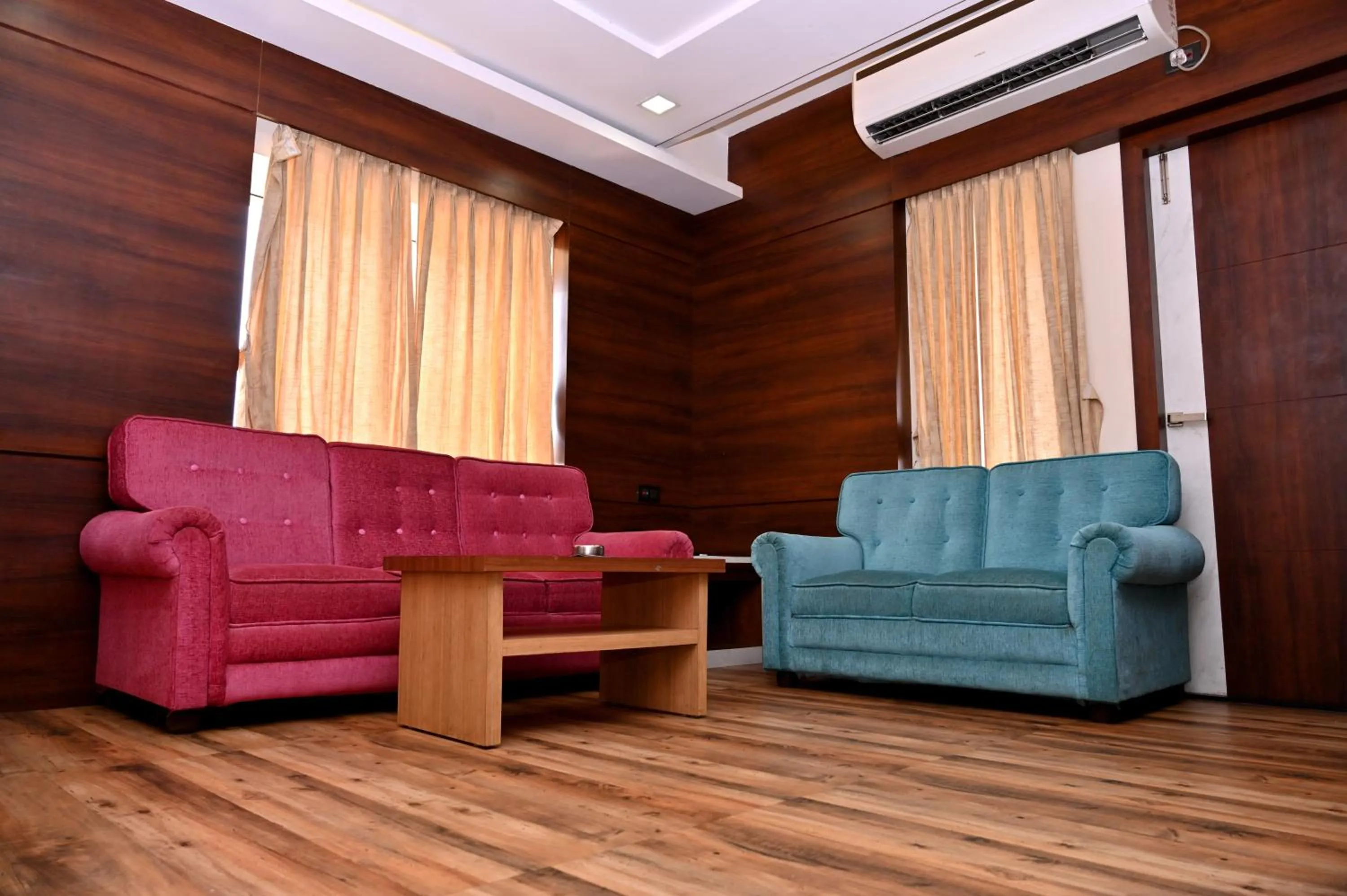 Living room in Hotel Silver Land New Digha with Rooftop Pool