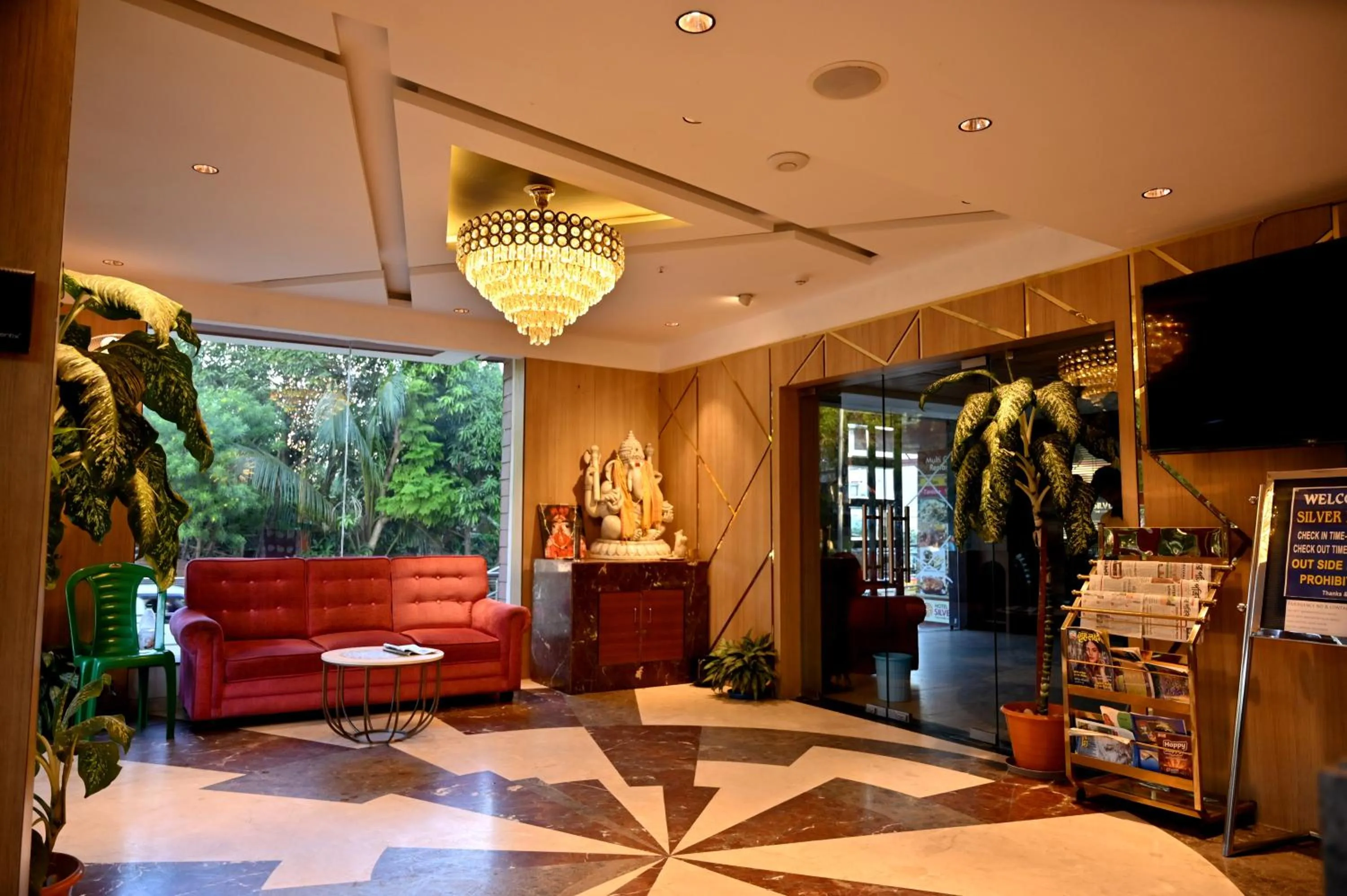 Communal lounge/ TV room in Hotel Silver Land New Digha with Rooftop Pool